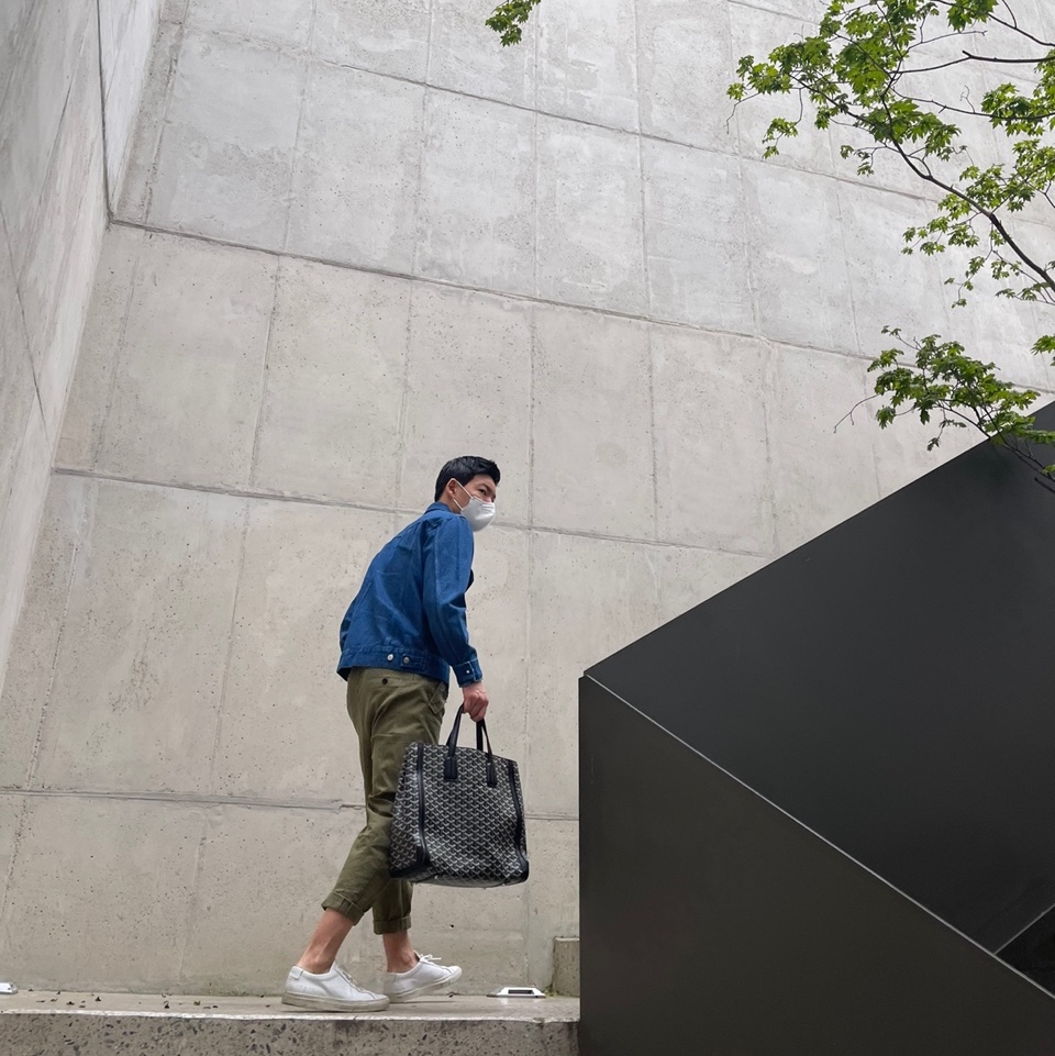 Common Projects Original Achilles Low White, Goyard Voltaire Bag Black 착용 스타일 - 2