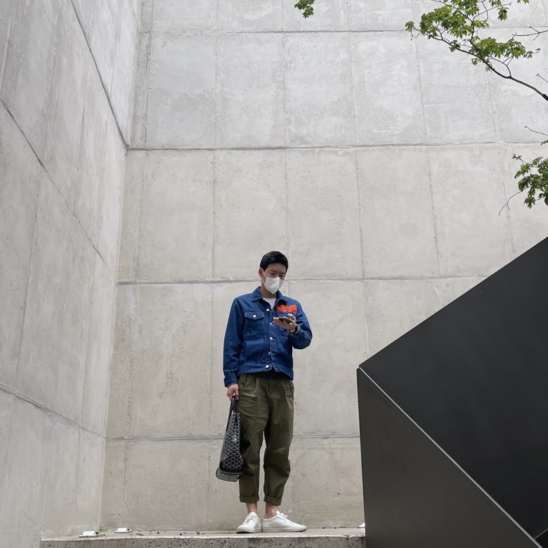 Common Projects Original Achilles Low White, Goyard Voltaire Bag Black 착용 스타일 - 1