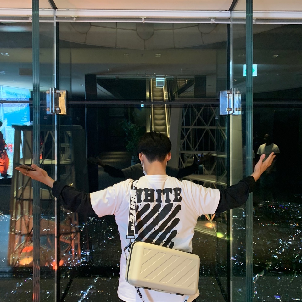 Off-White x Amore Pacific Protection Box (Without Cosmetics) 착용 스타일