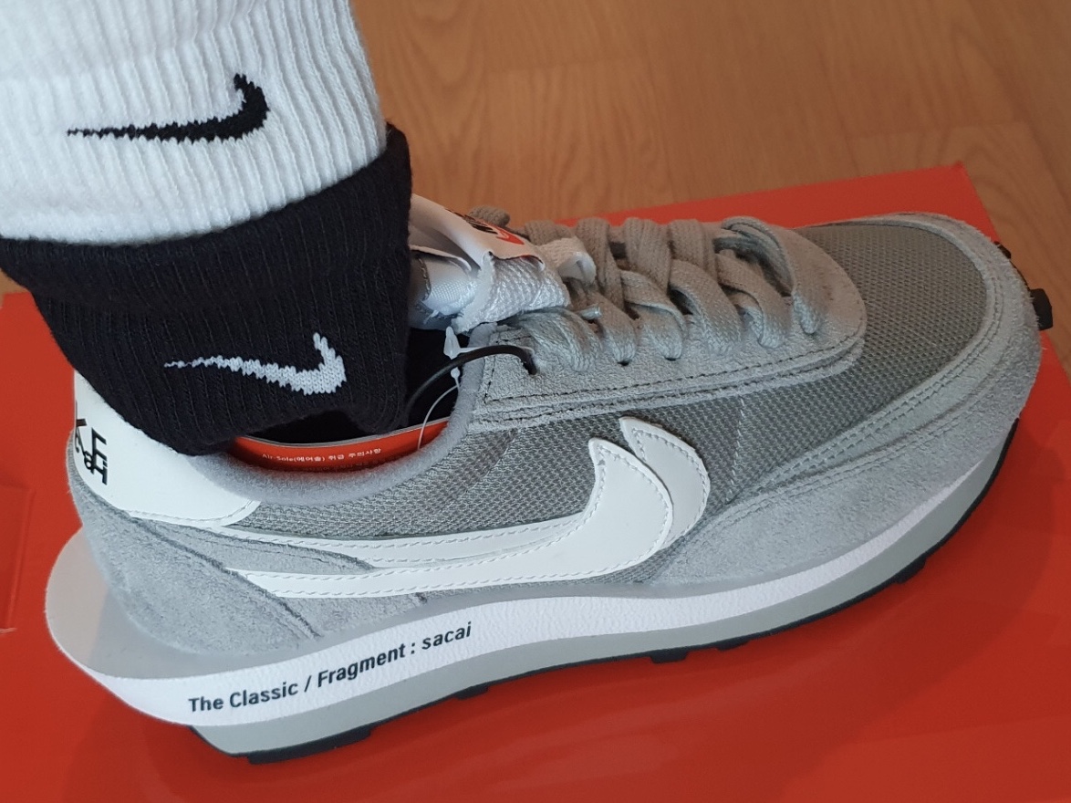 Nike x Sacai x Fragment LDWaffle Light Smoke Grey, Nike Everyday Plus Cushioned Training Crew Socks Black White (Korean Ver.) 착용 스타일