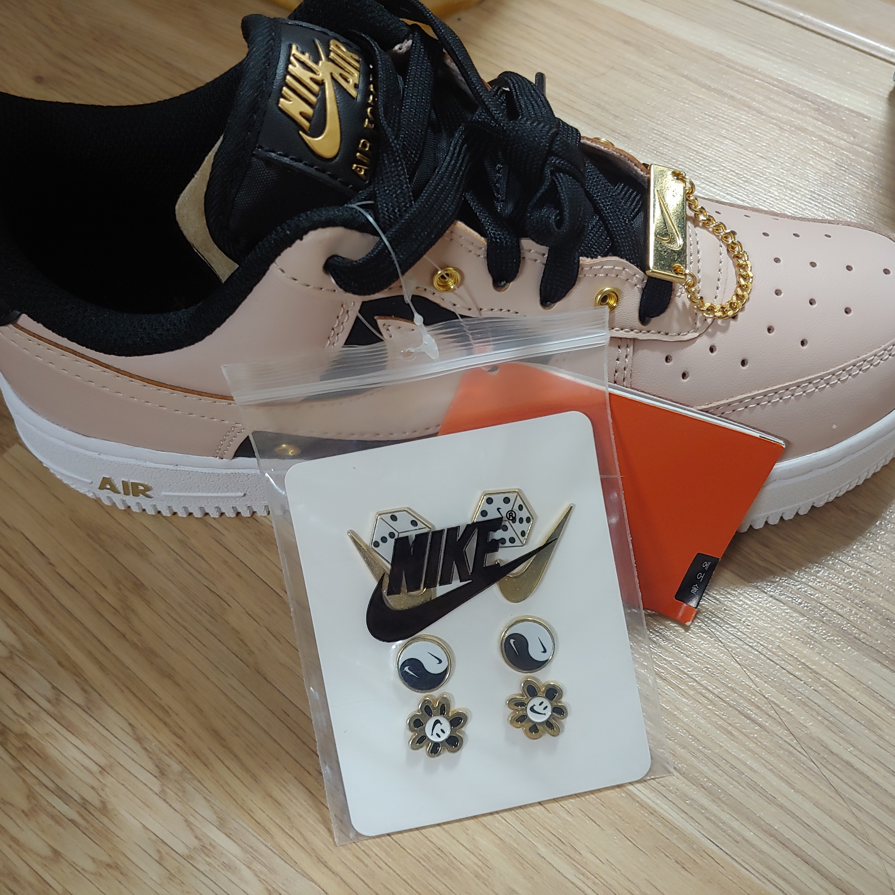 Nike Air Force 1 '07 PRM Touch Of Gold 착용 스타일 - 1