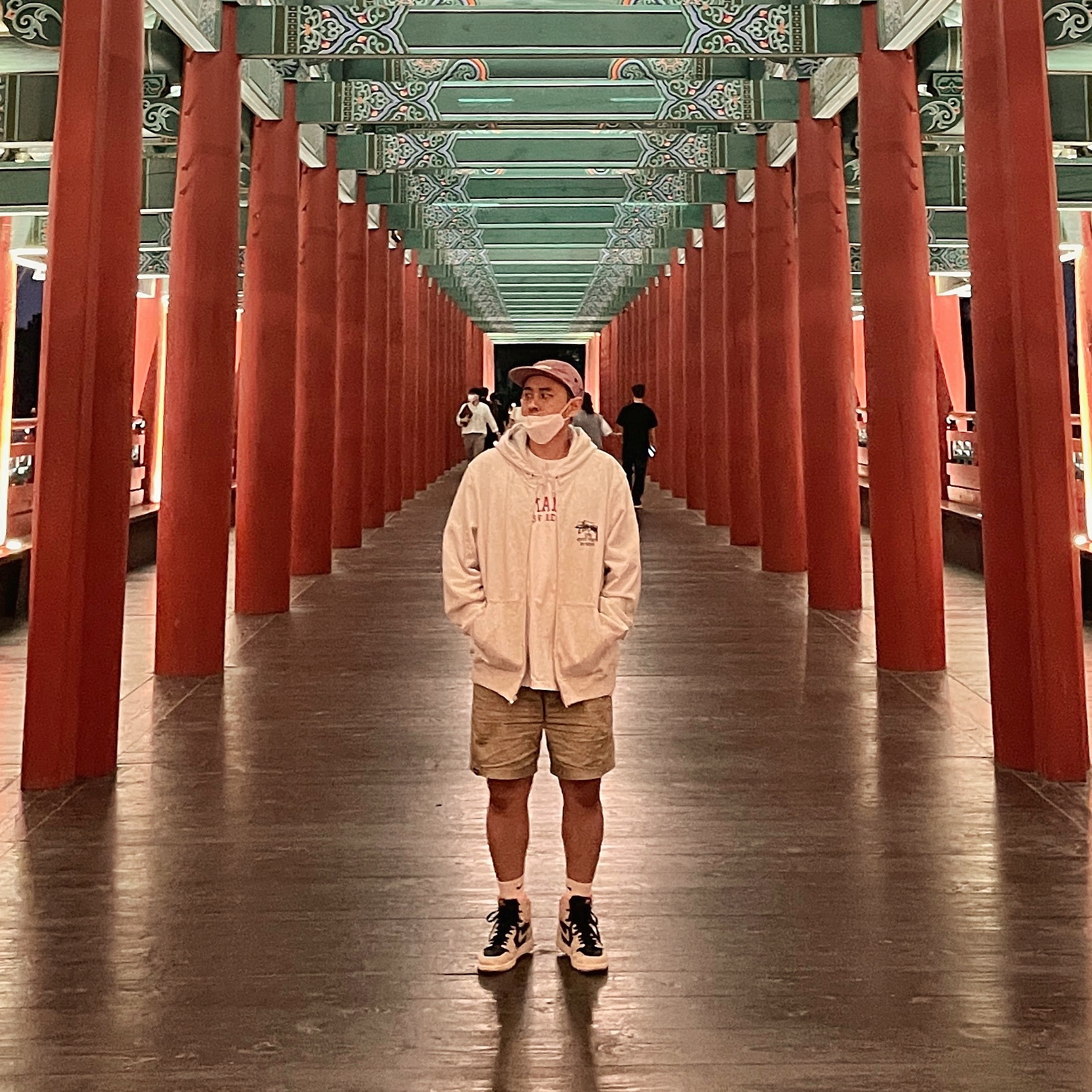 Stussy Stock DSM Los Angeles Zip Hoodie Ash Heather 2021, Jordan 1 Retro High Neutral Grey Hyper Crimson 착용 스타일 - 1