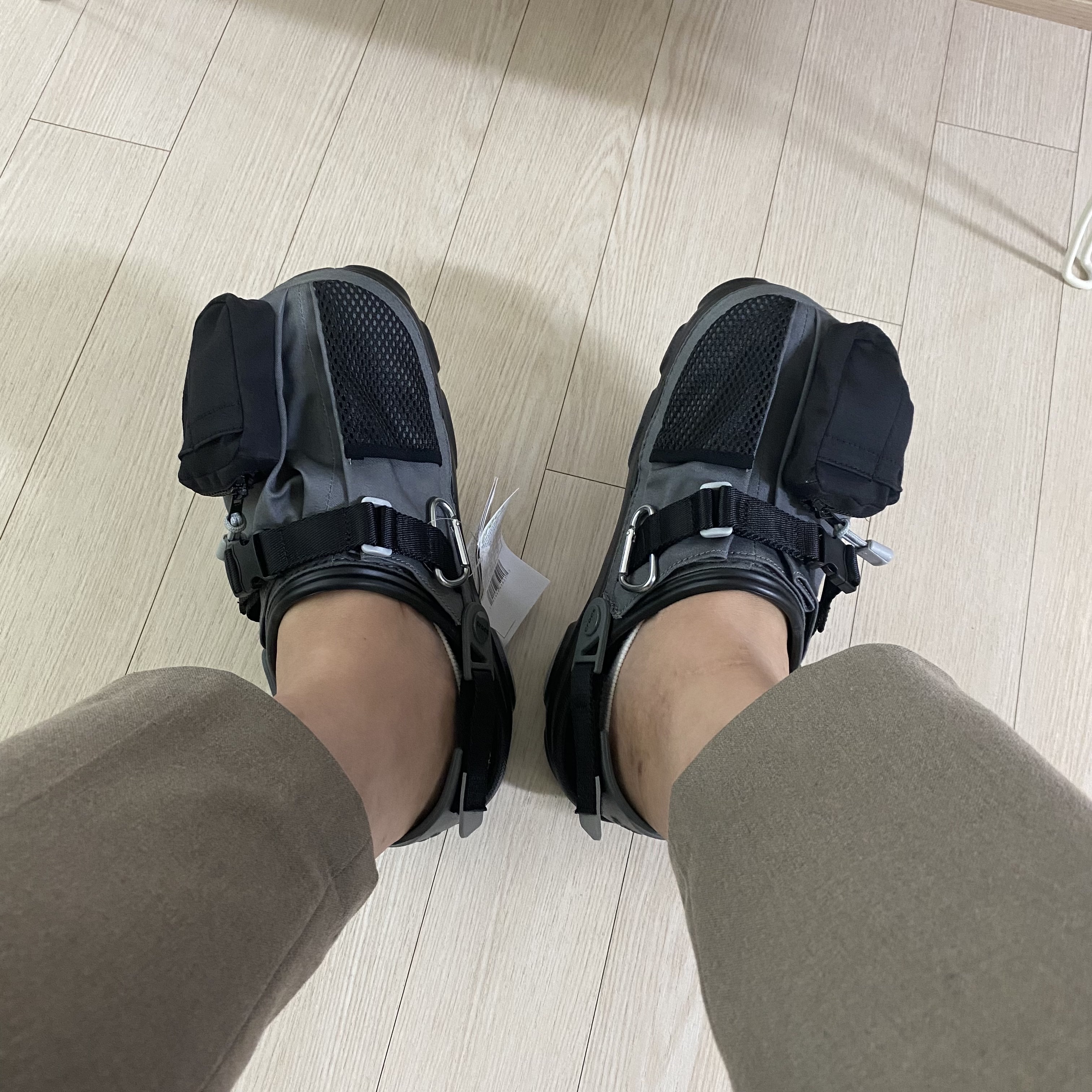Crocs x Beams Classic All Terrain Mountain Parka Clog Grey 착용 스타일