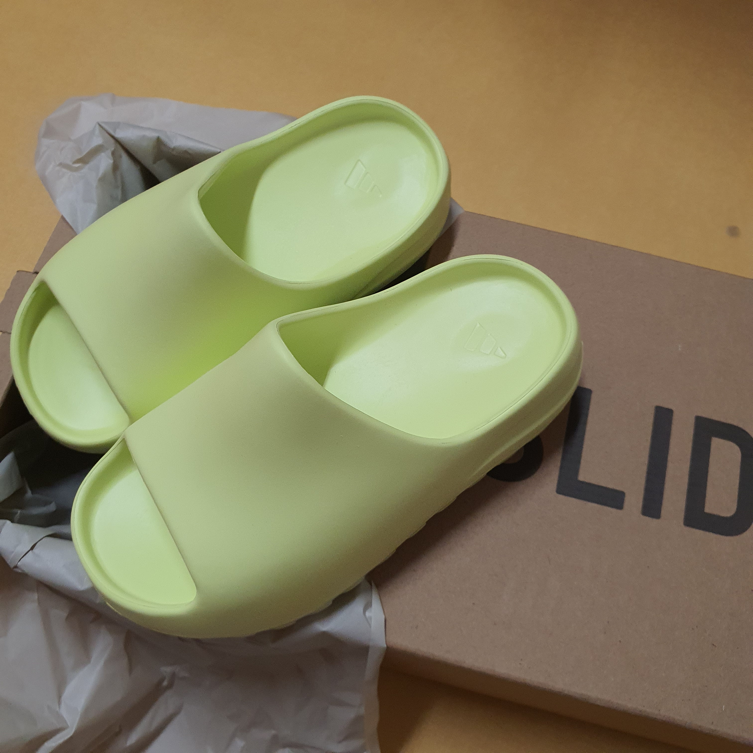 (Kids) Adidas Yeezy Slide Glow Green 착용 스타일