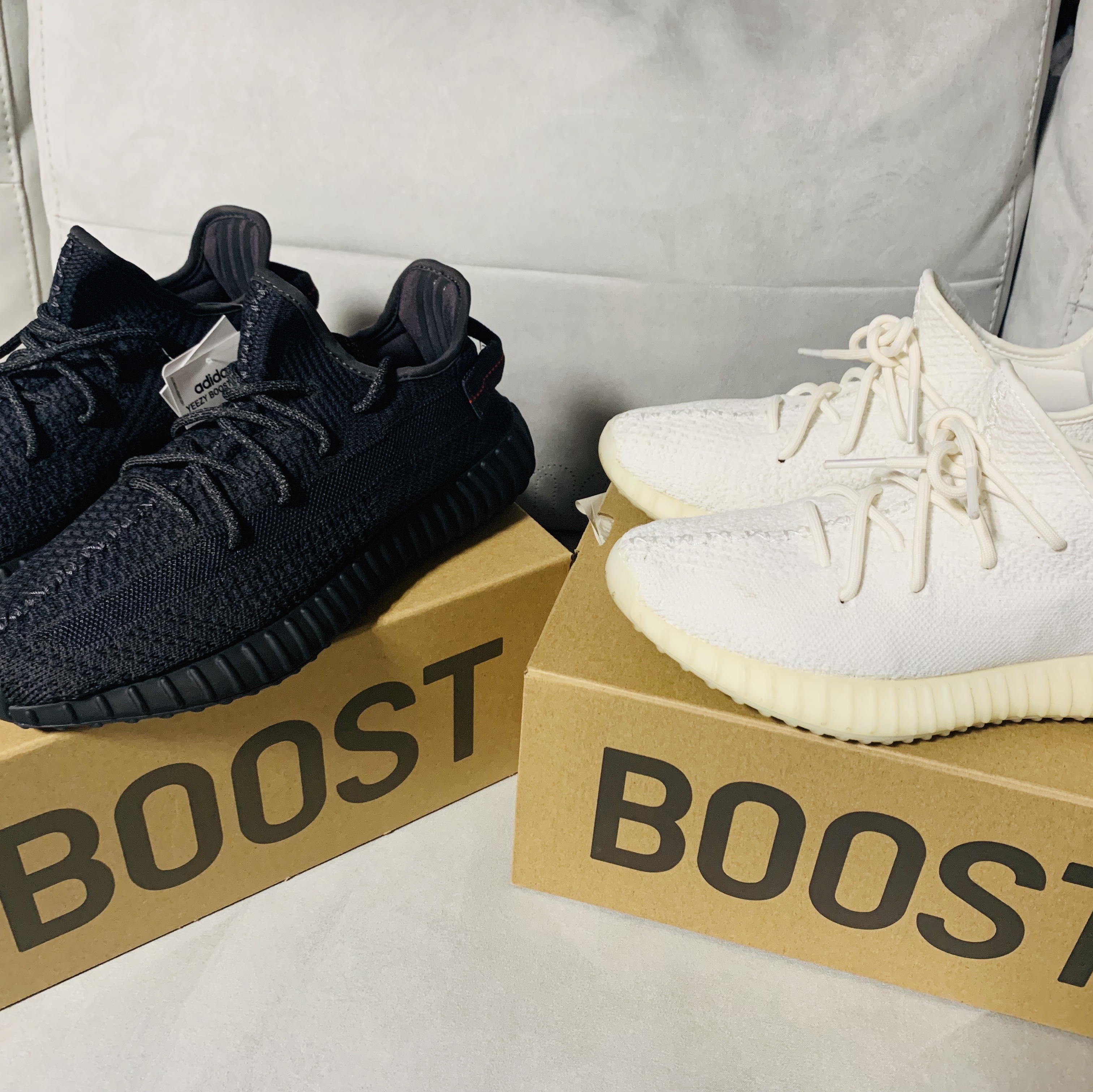 Adidas Yeezy Boost 350 V2 Cream/Triple White, Adidas Yeezy Boost 350 V2 Black - Non-Reflective 착용 스타일