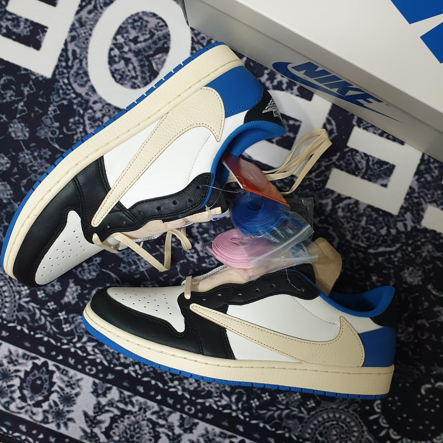 Jordan 1 x Travis Scott x Fragment Retro Low OG SP Military Blue 착용 스타일