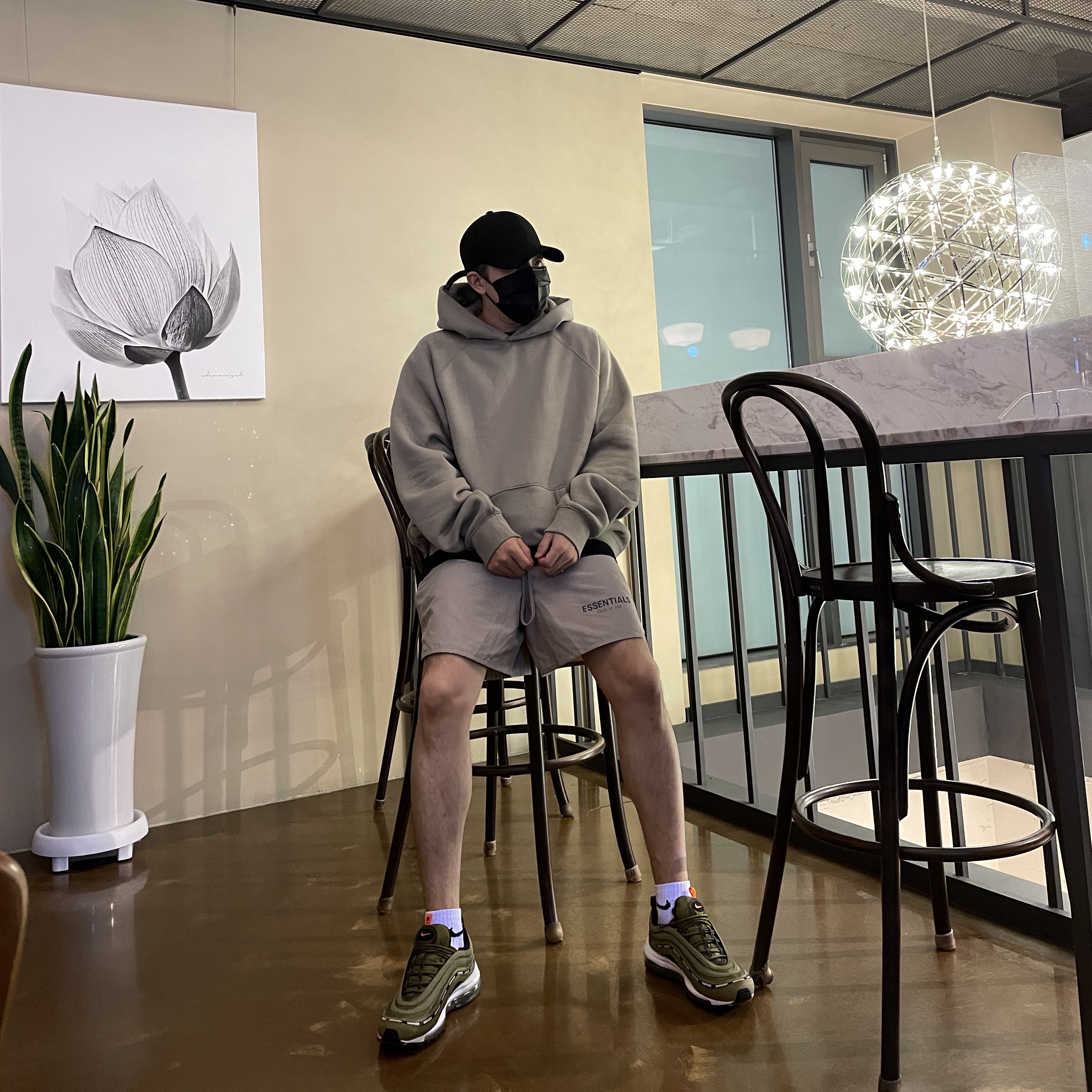 Essentials Pull-Over Hoodie Taupe - 21SS, Essentials Volley Shorts Taupe - 21SS 착용 스타일 - 3
