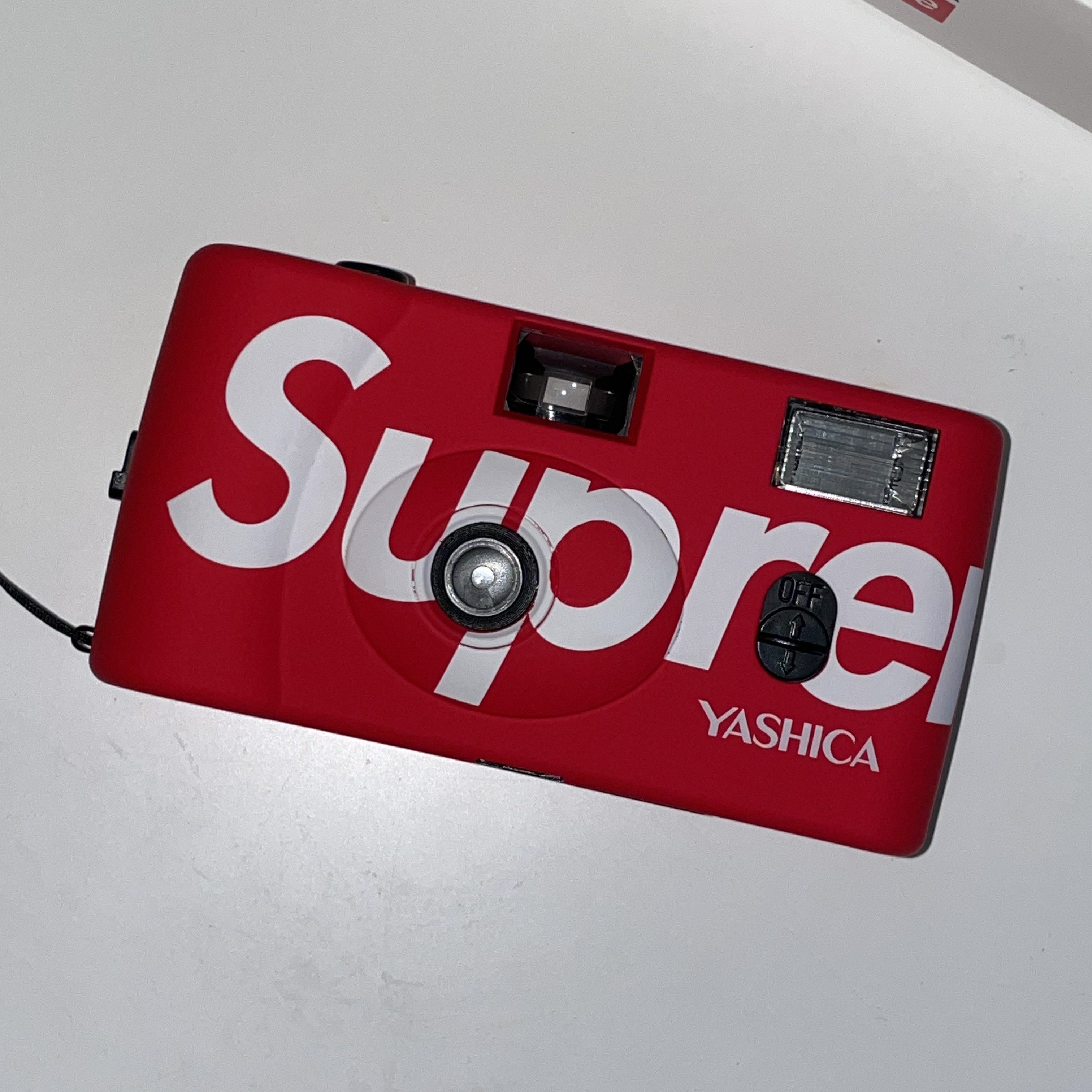 Supreme Yashica MF-1 Camera Red - 21SS 착용 스타일