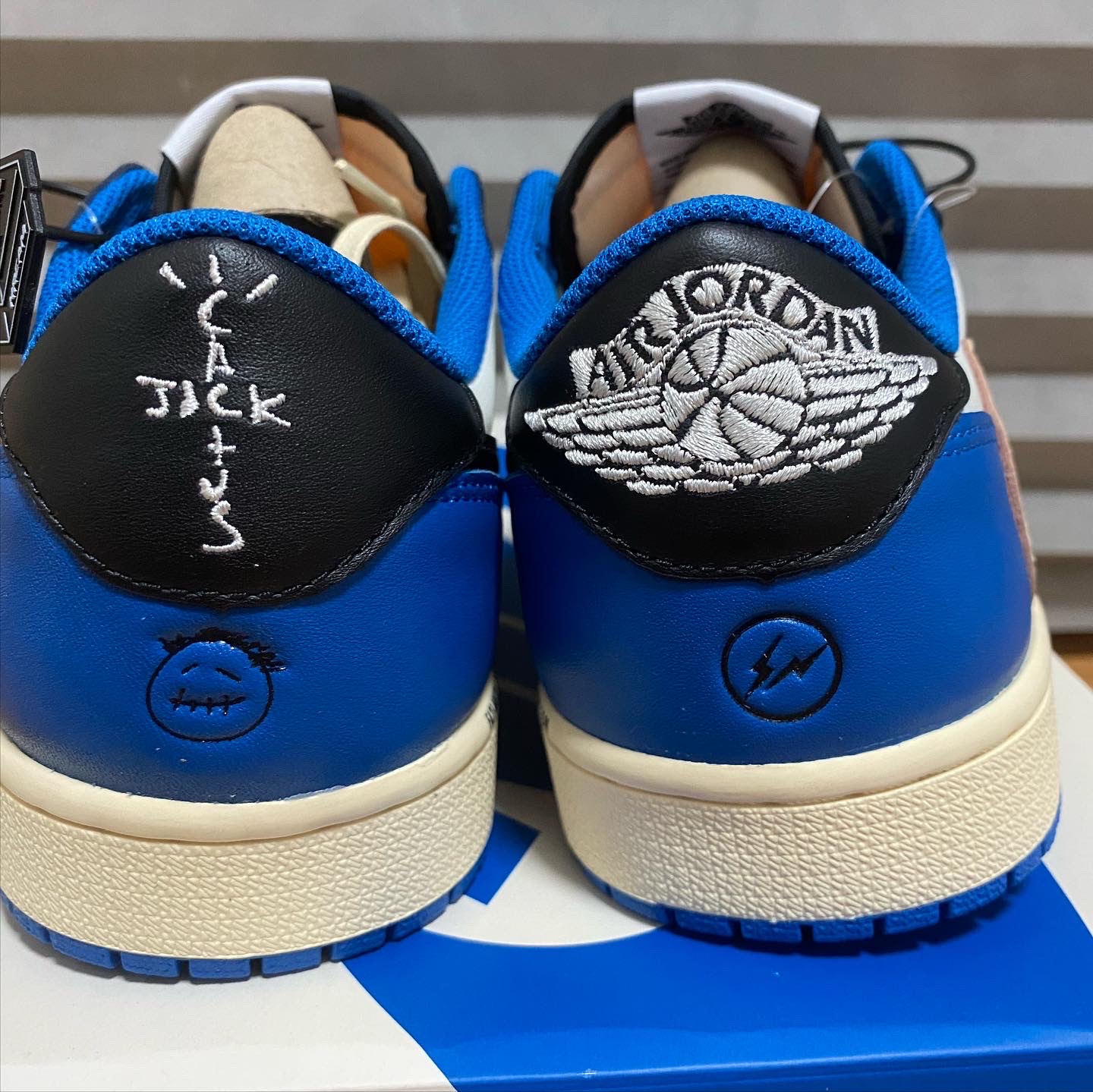 Jordan 1 x Travis Scott x Fragment Retro Low OG SP Military Blue 착용 스타일 - 2
