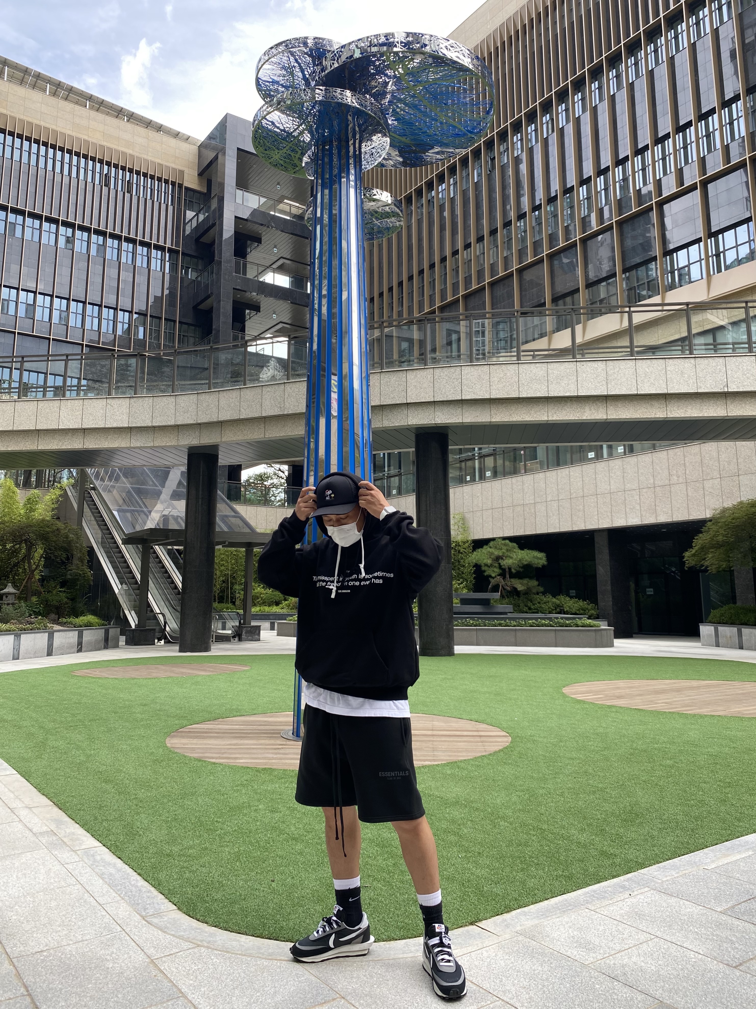 Nike x Sacai LDWaffle Black, Essentials Sweatshorts Black - 21SS 착용 스타일 - 1