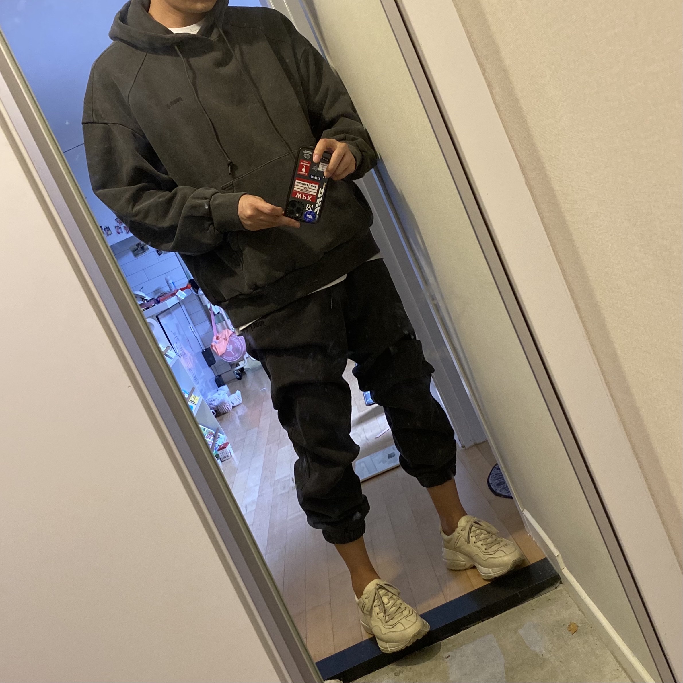 Gucci Rhyton Leather Sneakers Distressed Ivory 착용 스타일