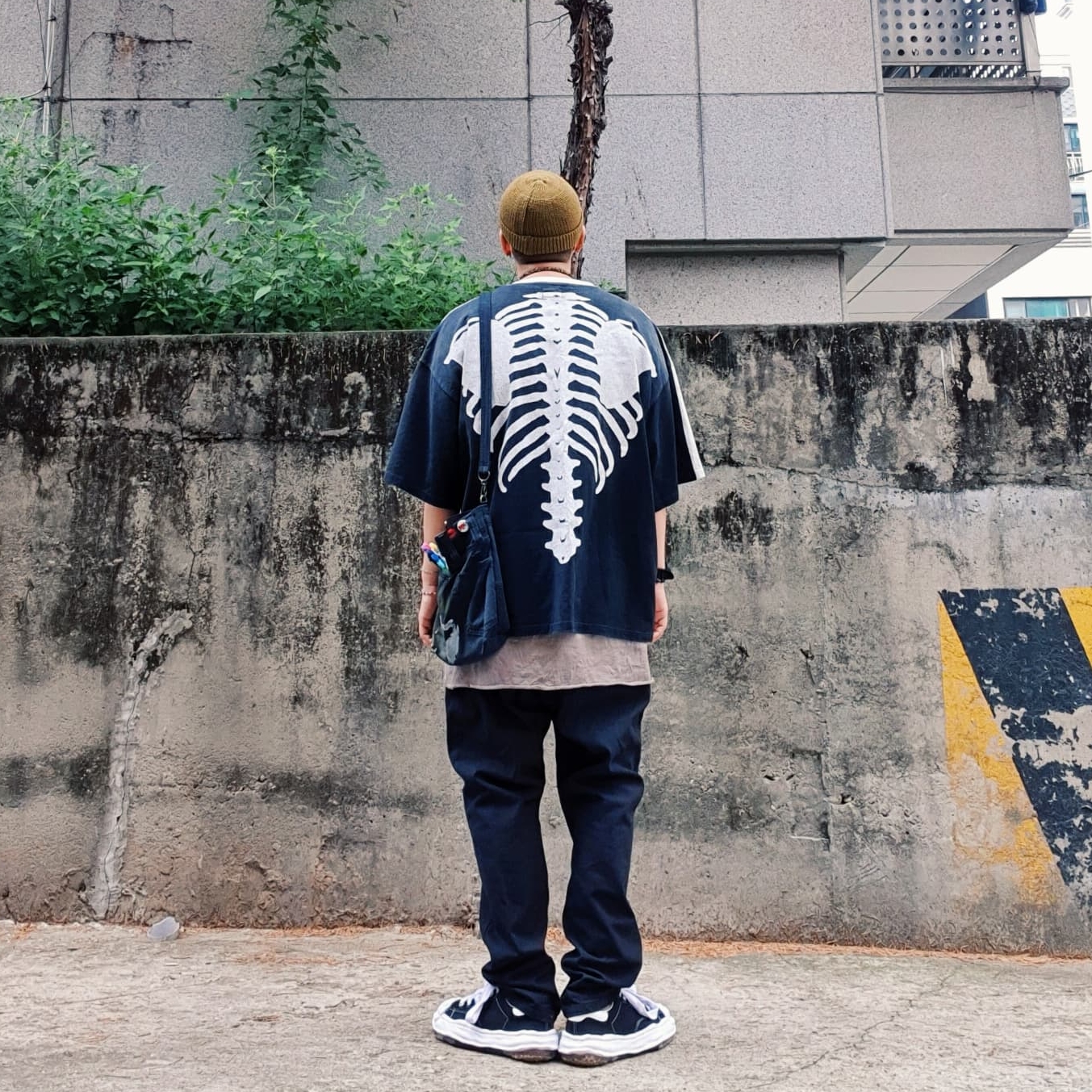 Maison Mihara Yasuhiro Blakey OG Sole Canvas Low-top Sneakers Black 착용 스타일 - 3