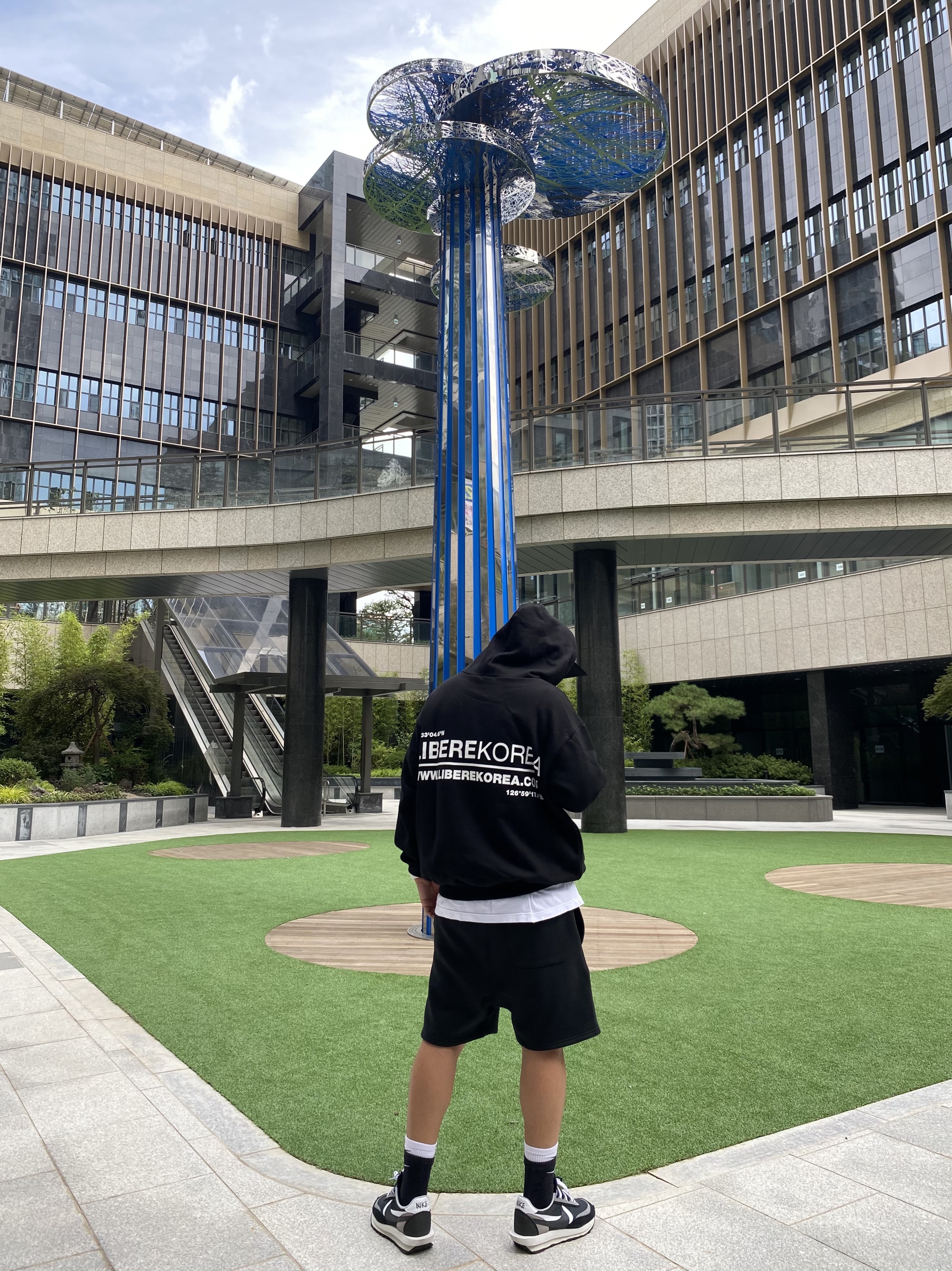 Nike x Sacai LDWaffle Black, Essentials Sweatshorts Black - 21SS 착용 스타일 - 2