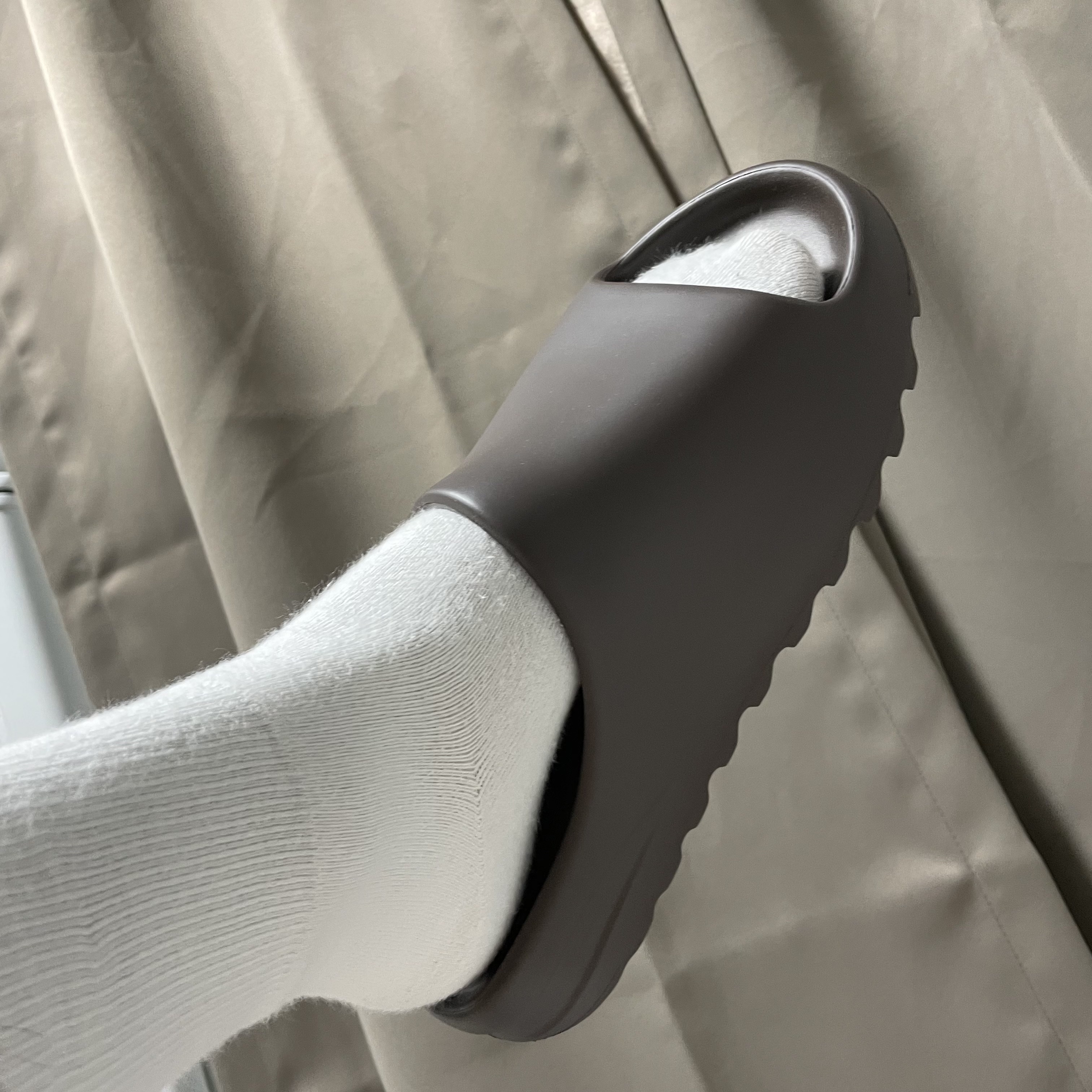 Adidas Yeezy Slide Soot 2021 착용 스타일