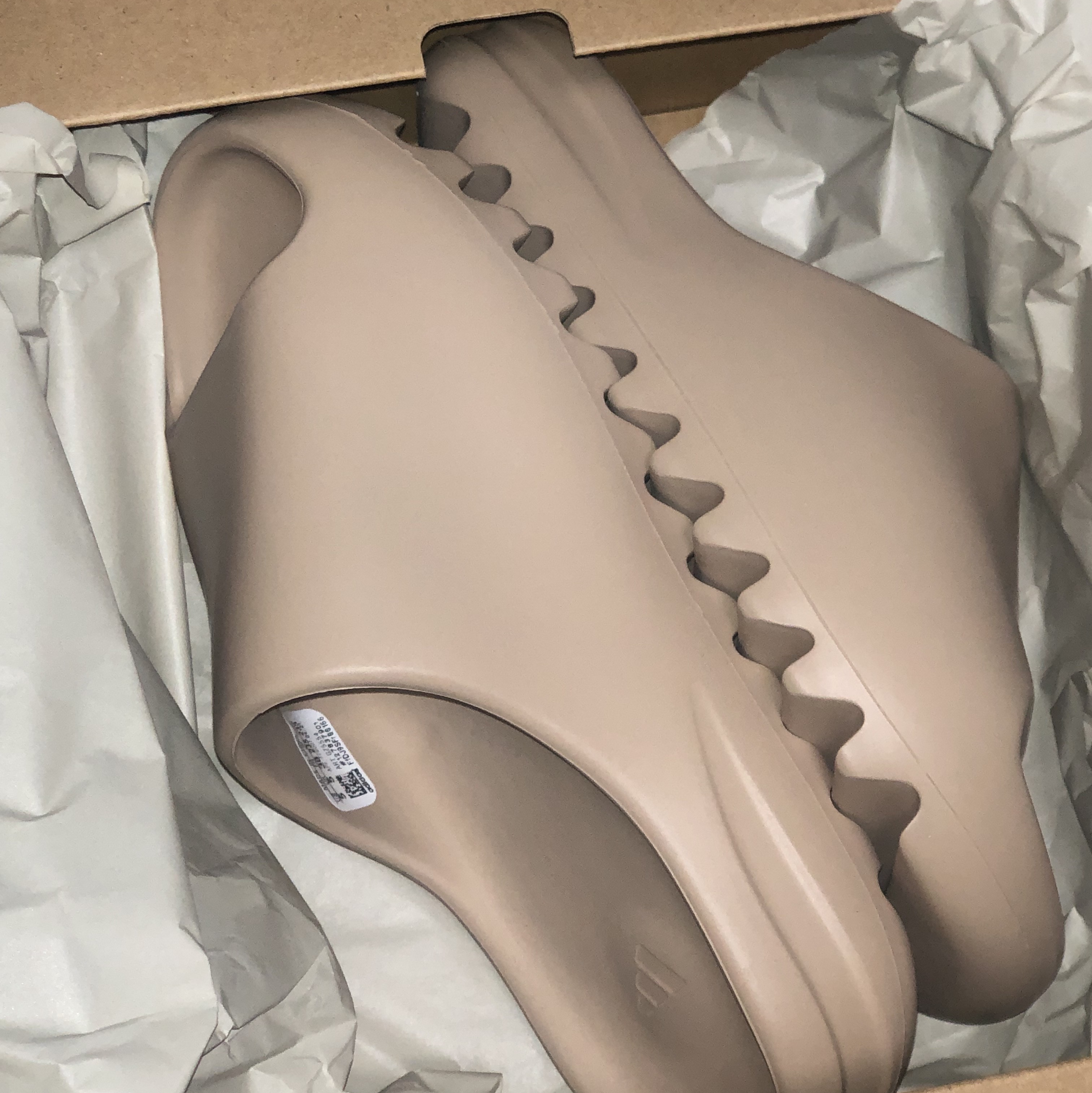 Adidas Yeezy Slide Pure 착용 스타일