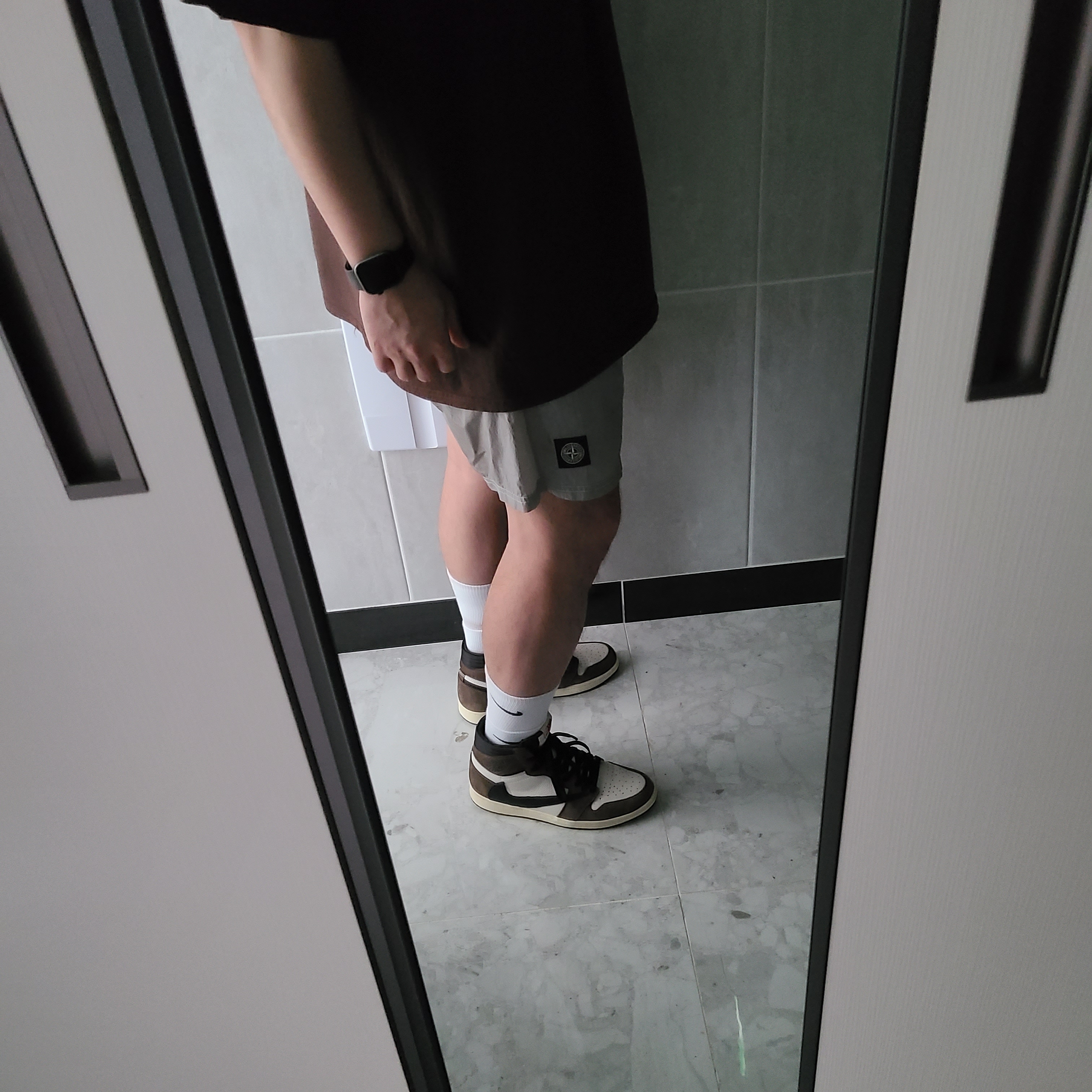 Jordan 1 x Travis Scott Retro High OG SP Mocha, Stone Island B0943 Nylon Metal Swimming Trunk Sky Blue - 21SS 착용 스타일