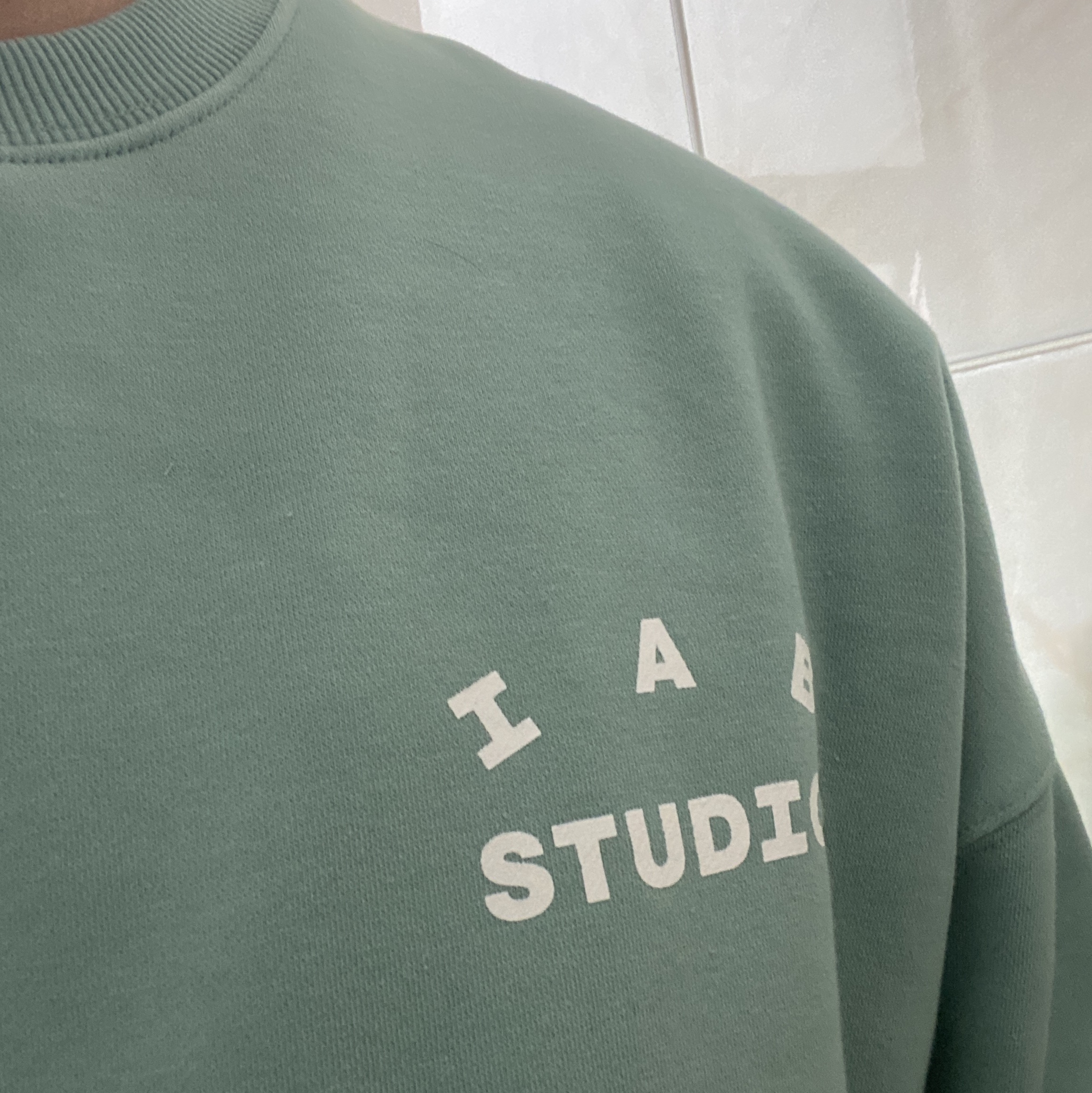 IAB Studio Crewneck Ash Green 착용 스타일