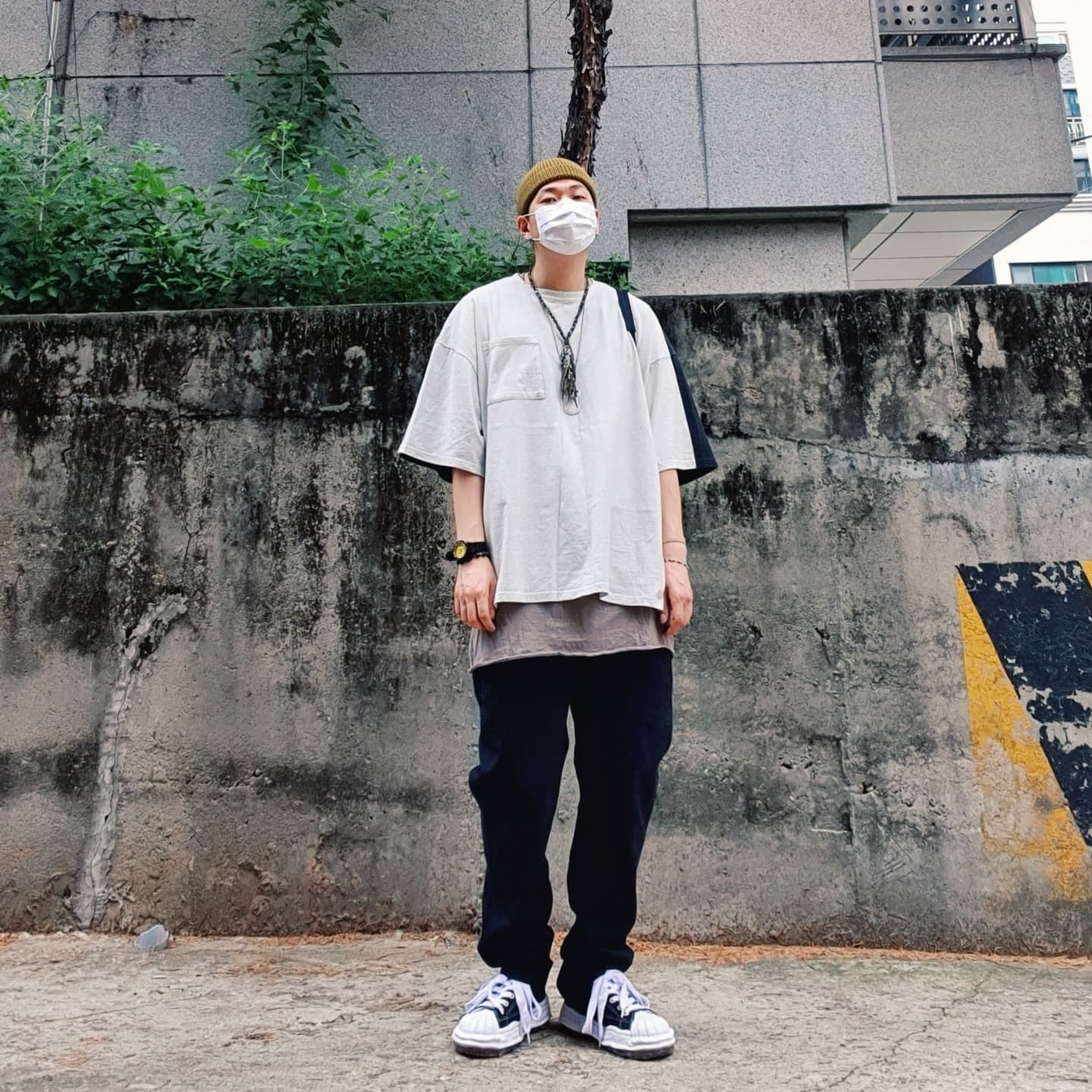 Maison Mihara Yasuhiro Blakey OG Sole Canvas Low-top Sneakers Black 착용 스타일 - 2