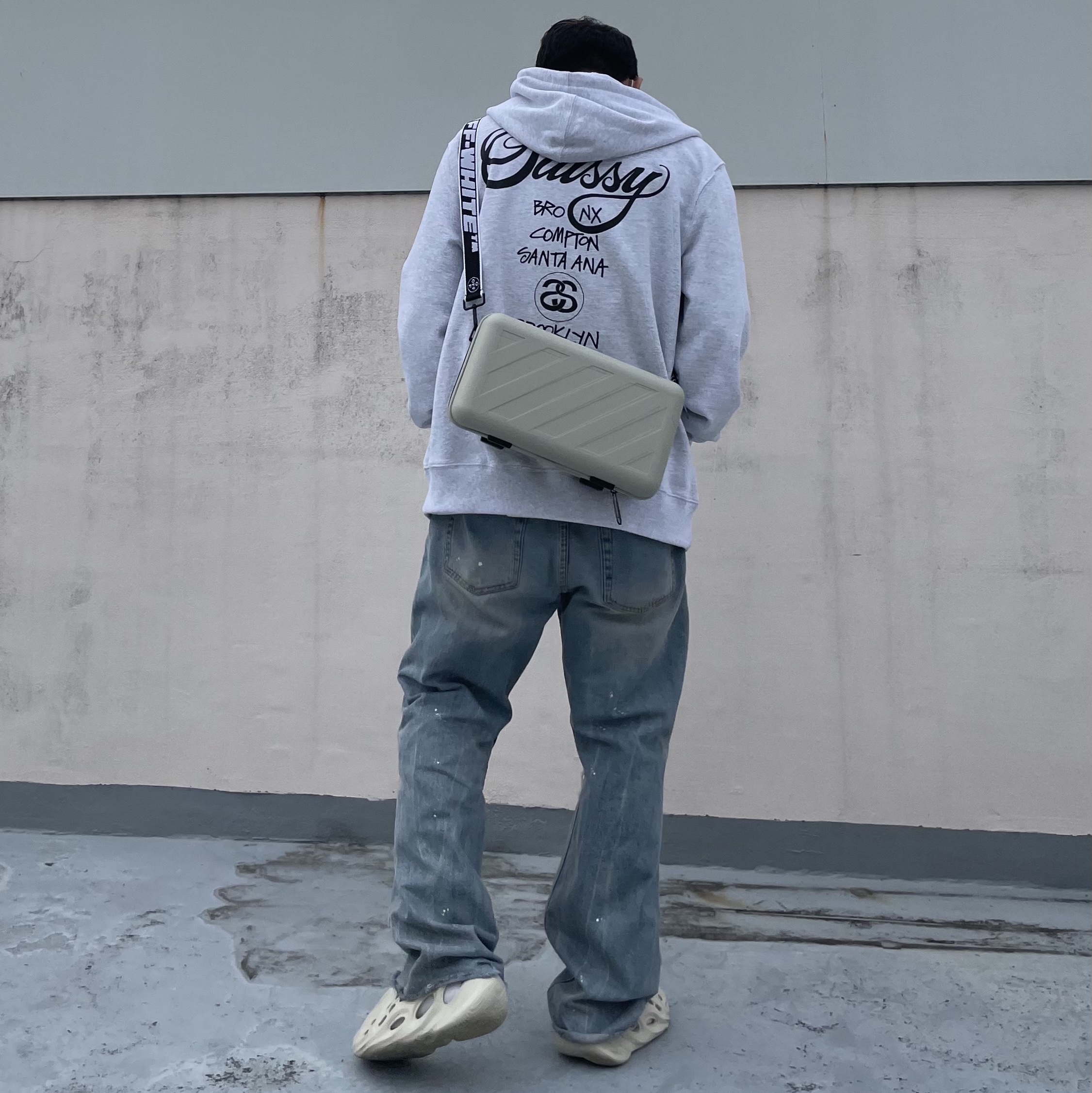 Adidas Yeezy Foam RNNR Sand, Stussy World Tour Zip Hoodie Ash Heather 2021 착용 스타일 - 1