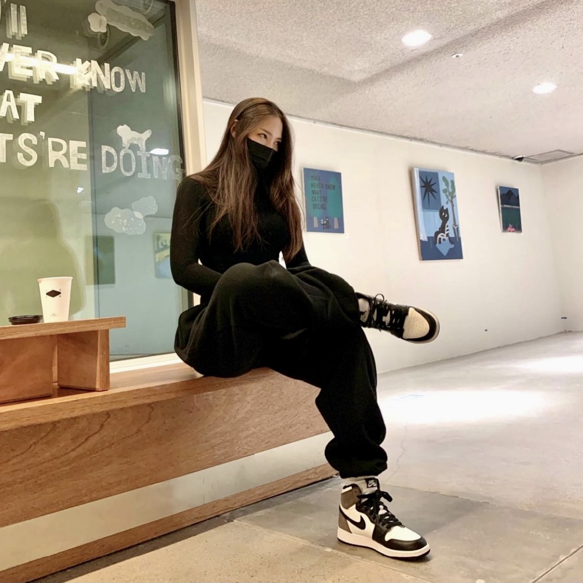 Jordan 1 Retro High OG Black Mocha 착용 스타일 - 2