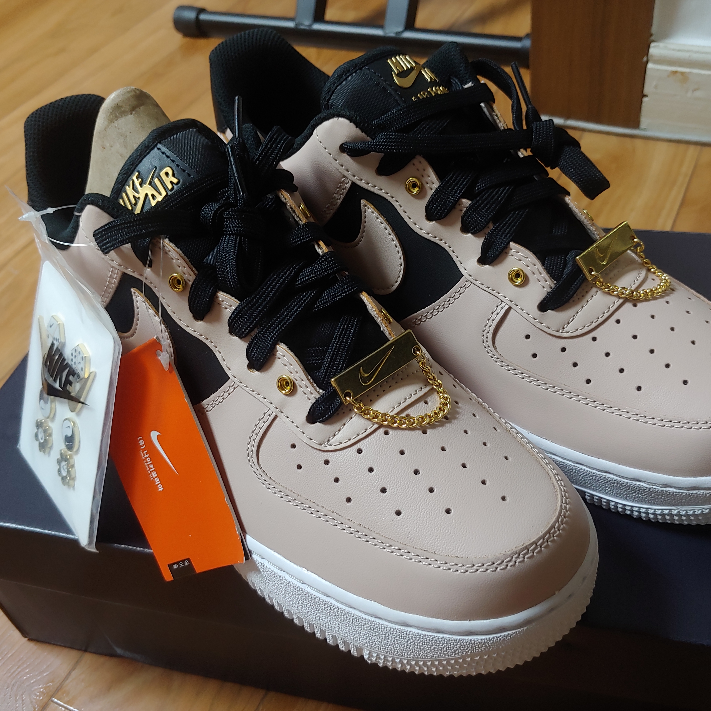 Nike Air Force 1 '07 PRM Touch Of Gold 착용 스타일 - 4