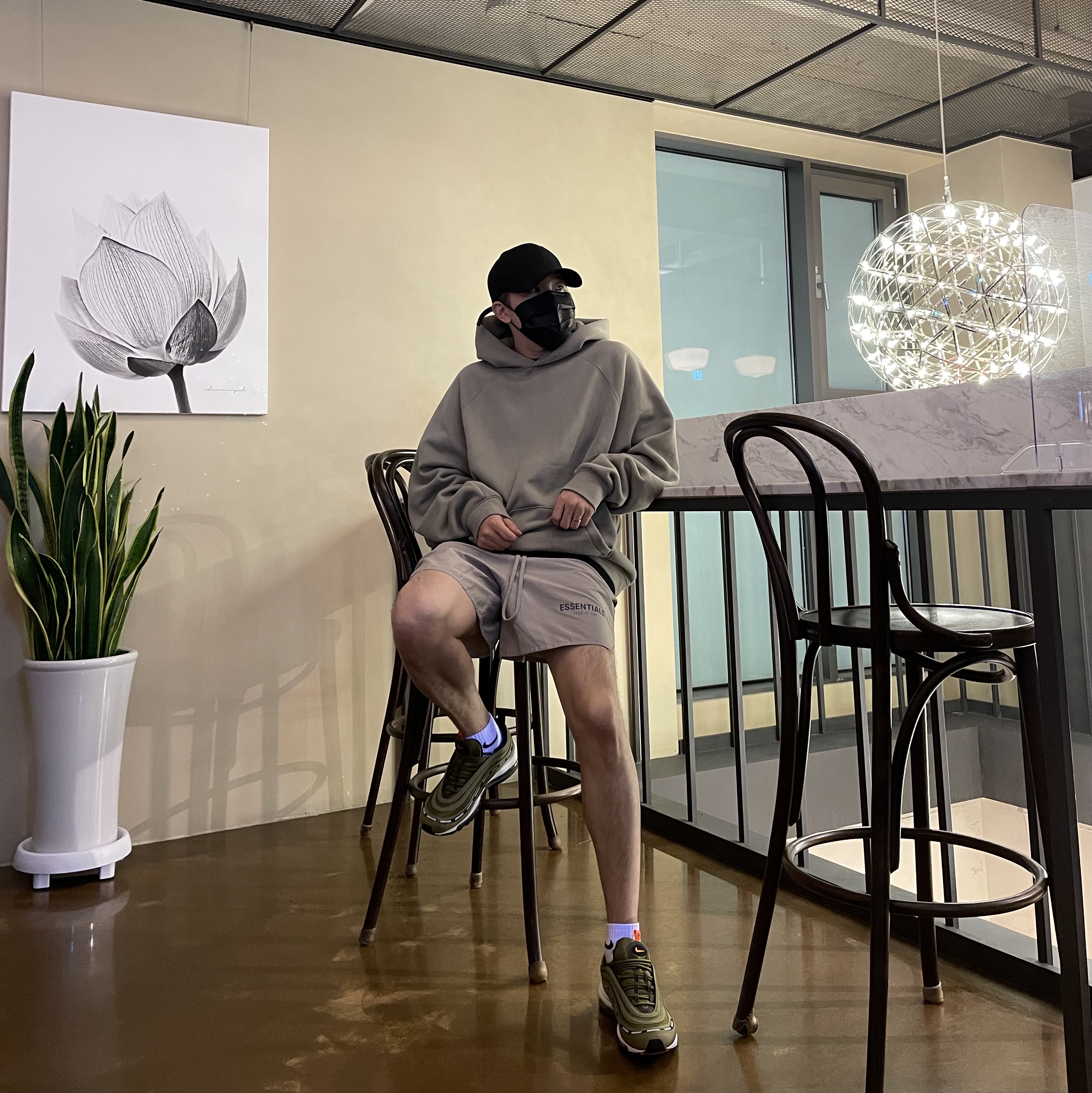 Essentials Pull-Over Hoodie Taupe - 21SS, Essentials Volley Shorts Taupe - 21SS 착용 스타일 - 1