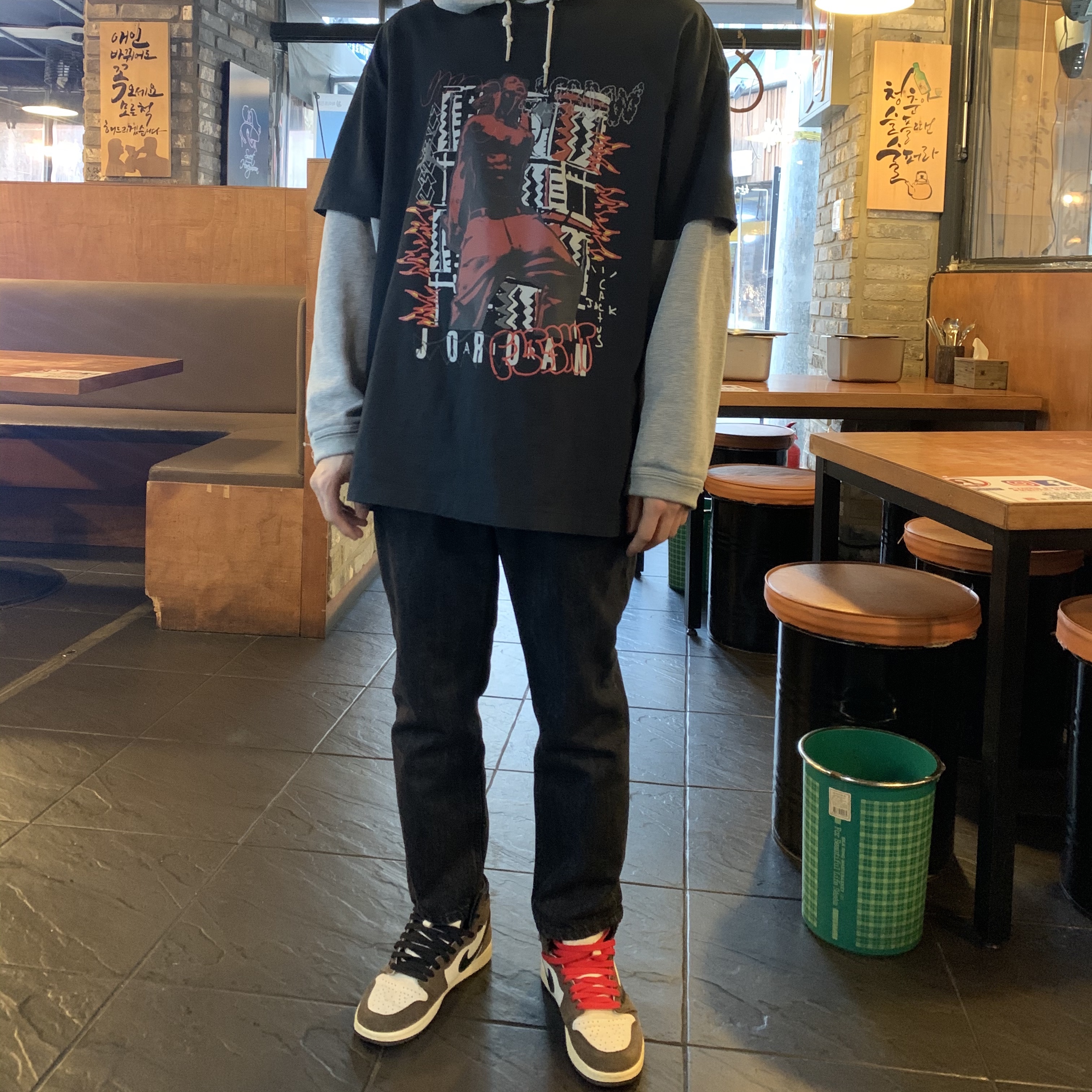 Jordan 1 x Travis Scott Retro High OG SP Mocha, Jordan x Travis Scott MJ 2 T-Shirt 착용 스타일