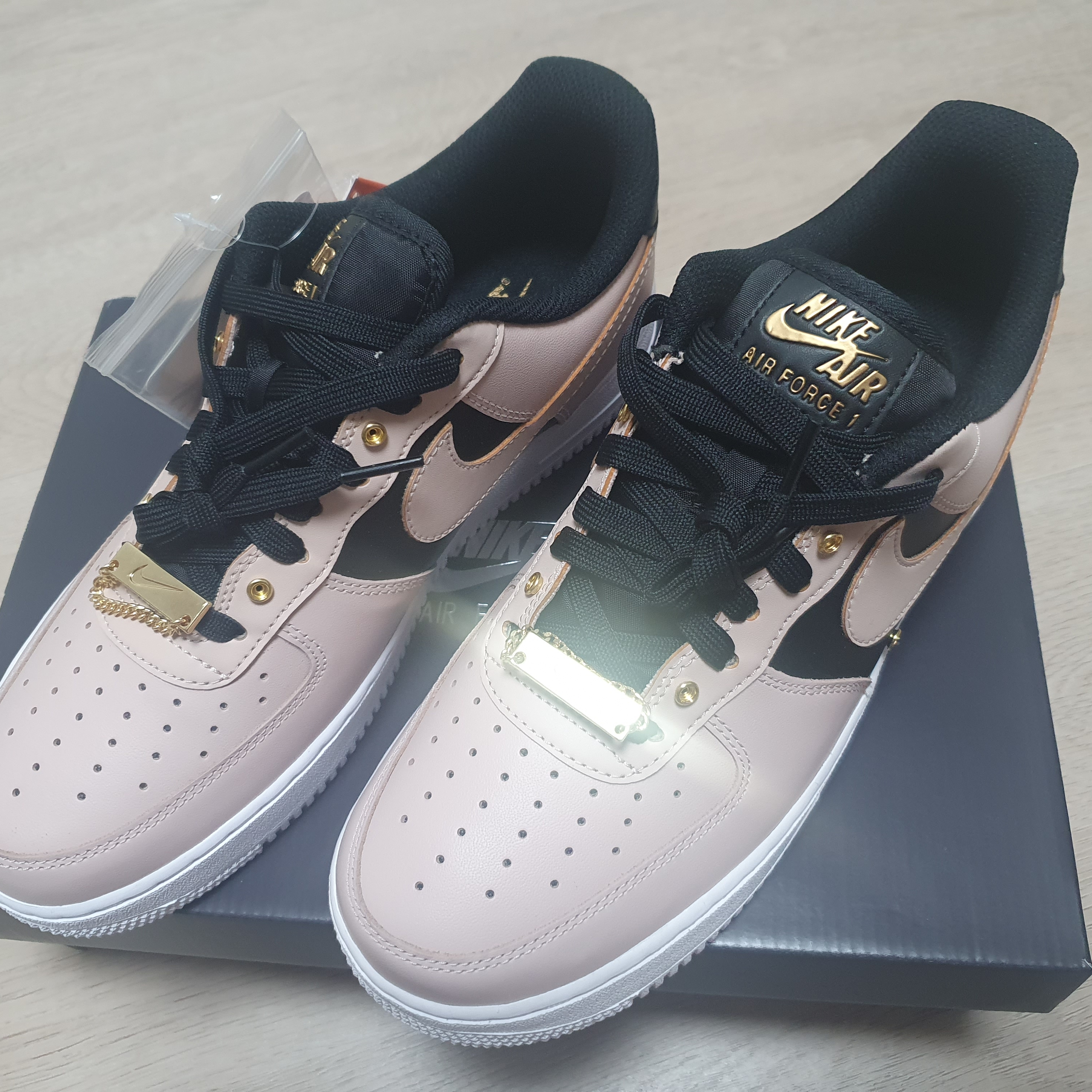 Nike Air Force 1 '07 PRM Touch Of Gold 착용 스타일