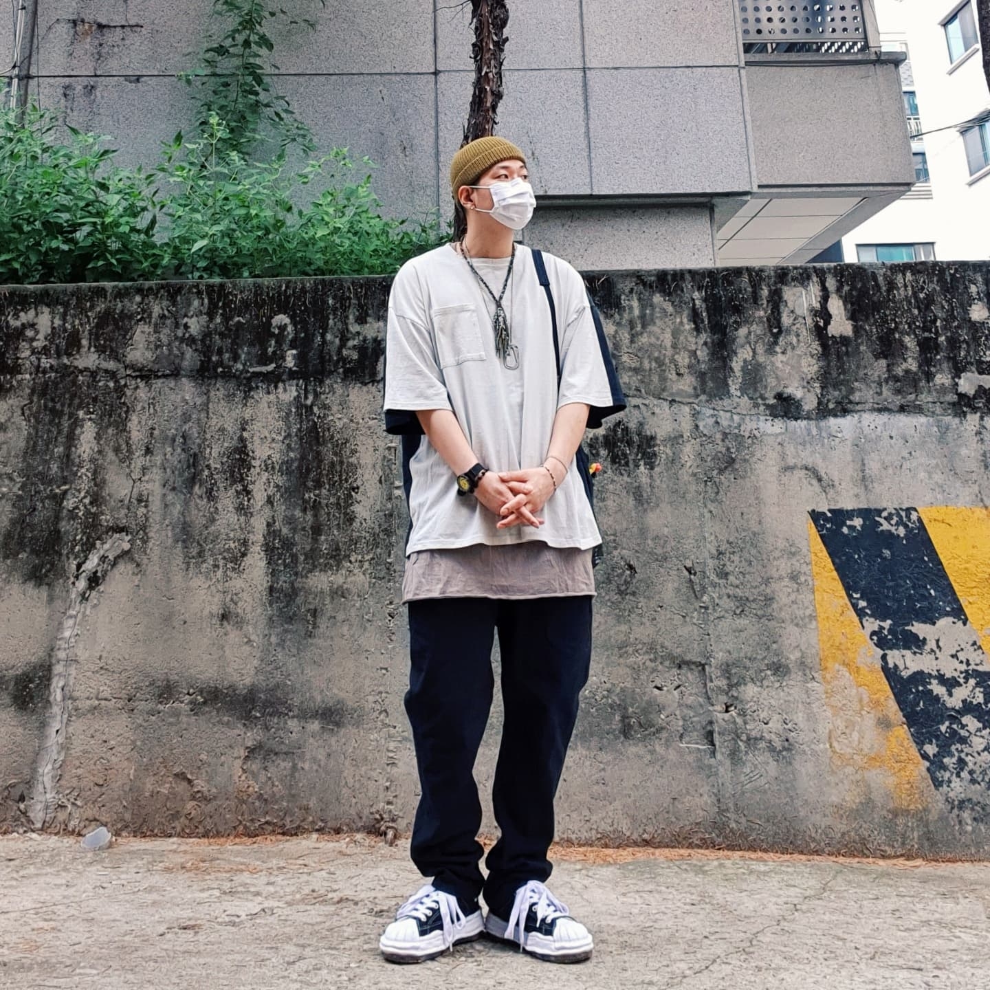 Maison Mihara Yasuhiro Blakey OG Sole Canvas Low-top Sneakers Black 착용 스타일 - 1