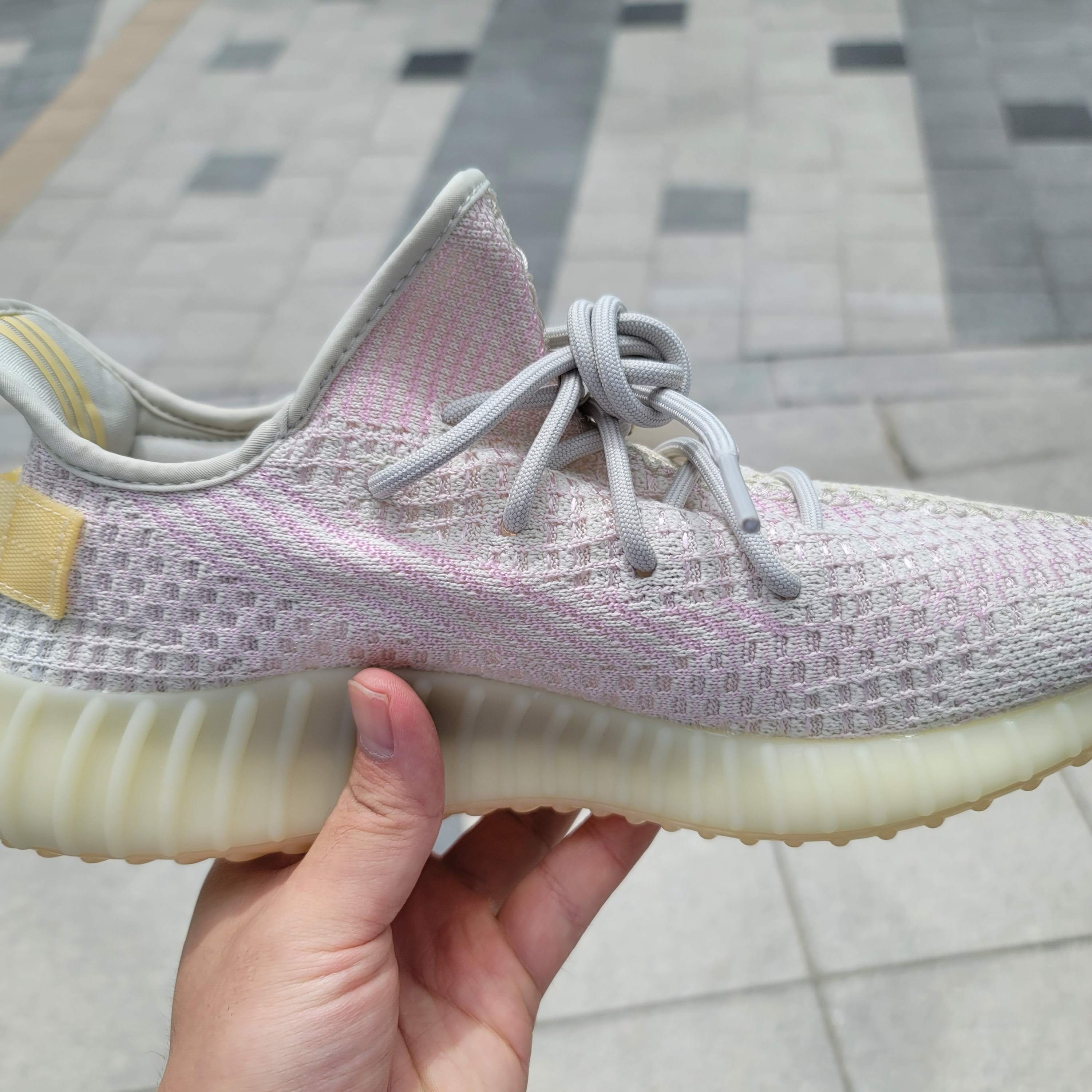 Adidas Yeezy Boost 350 V2 Light 착용 스타일