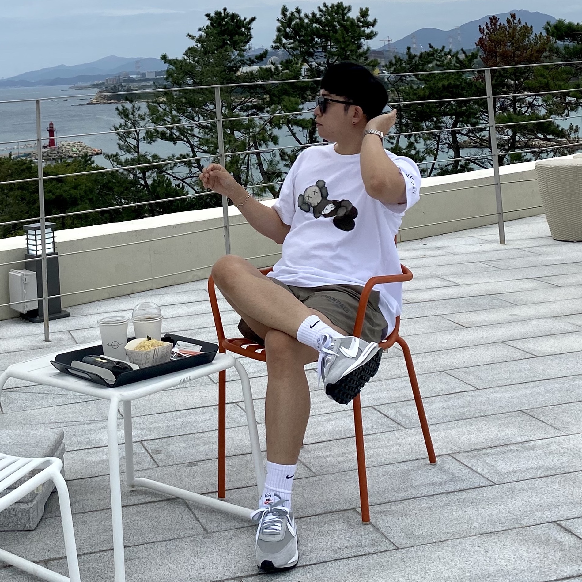 Nike x Sacai x Fragment LDWaffle Light Smoke Grey, Essentials Volley Shorts Cement - 20FW 착용 스타일