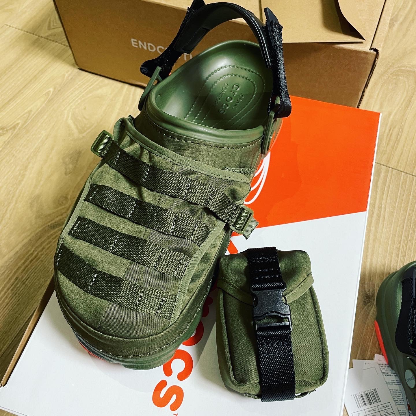 Crocs x Beams Classic All Terrain MA-1 Jacket Clog Olive 착용 스타일 - 5