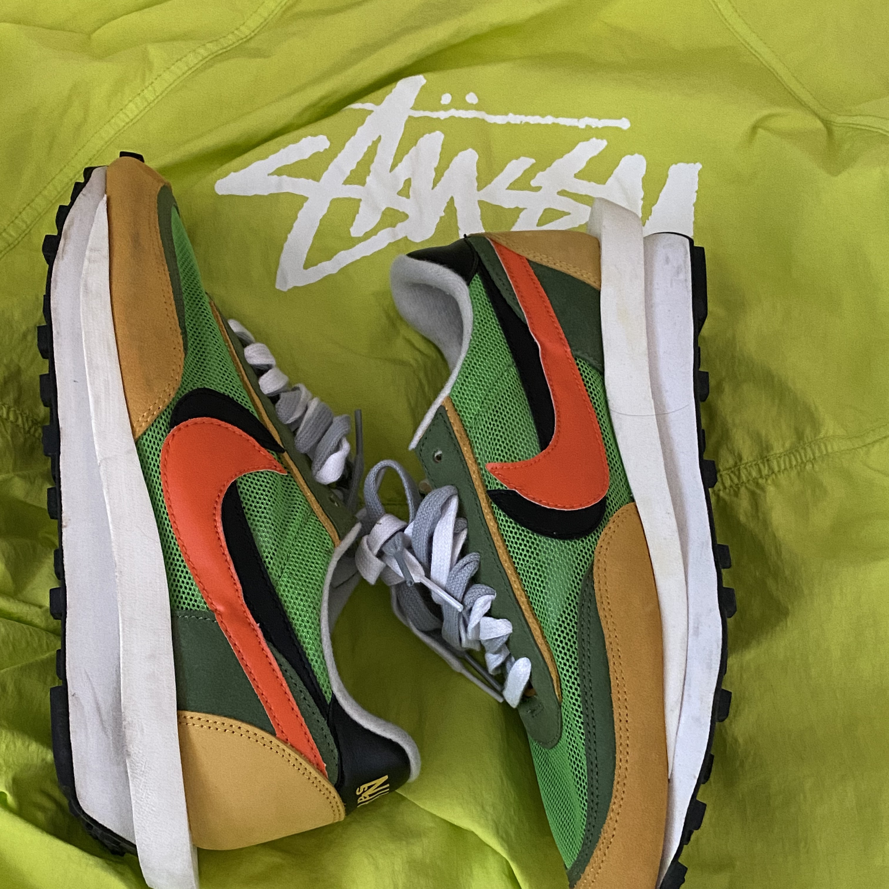 Nike x Stussy Windrunner Jacket Bright Cactus, Nike x Sacai LDWaffle Green Multi 착용 스타일