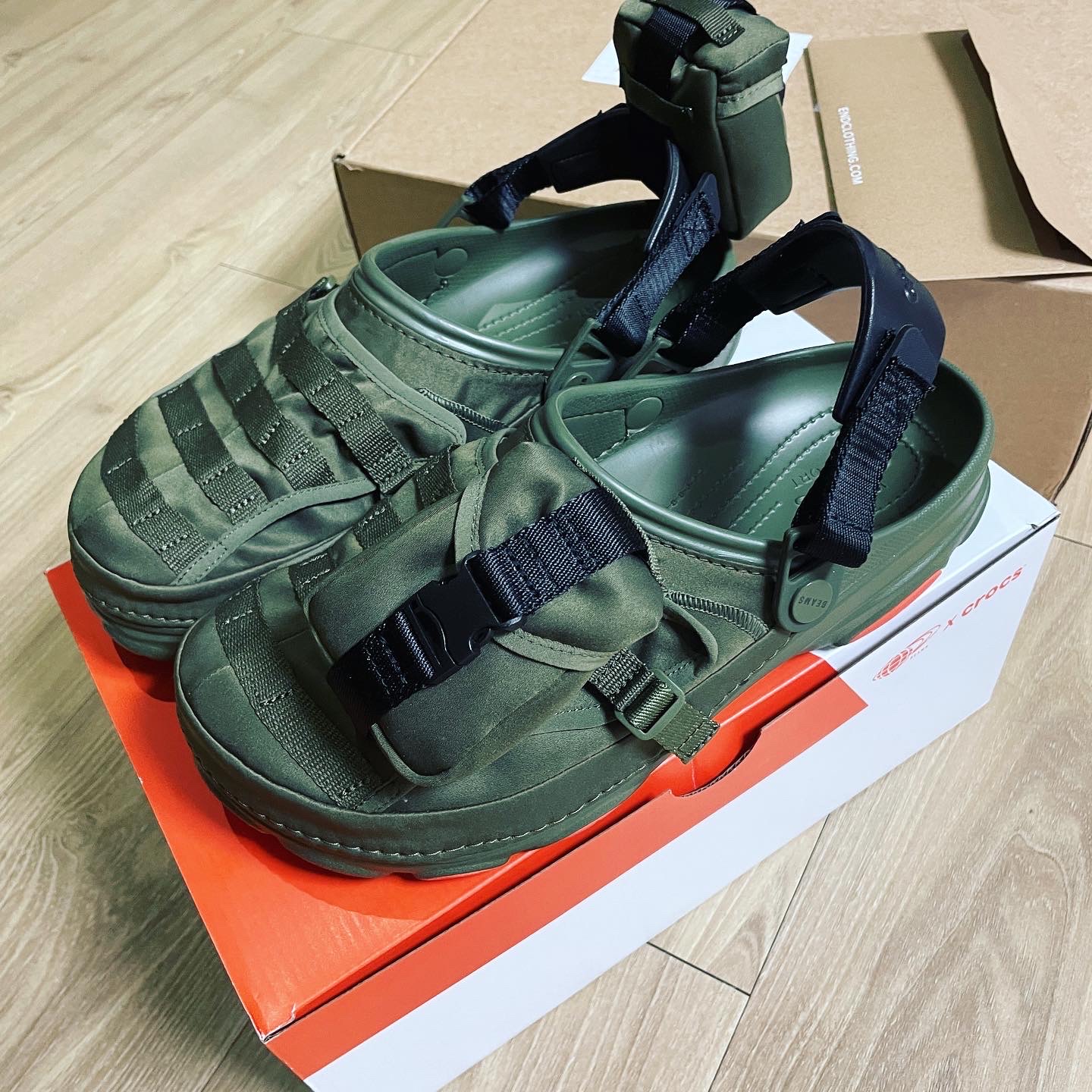 Crocs x Beams Classic All Terrain MA-1 Jacket Clog Olive 착용 스타일 - 1