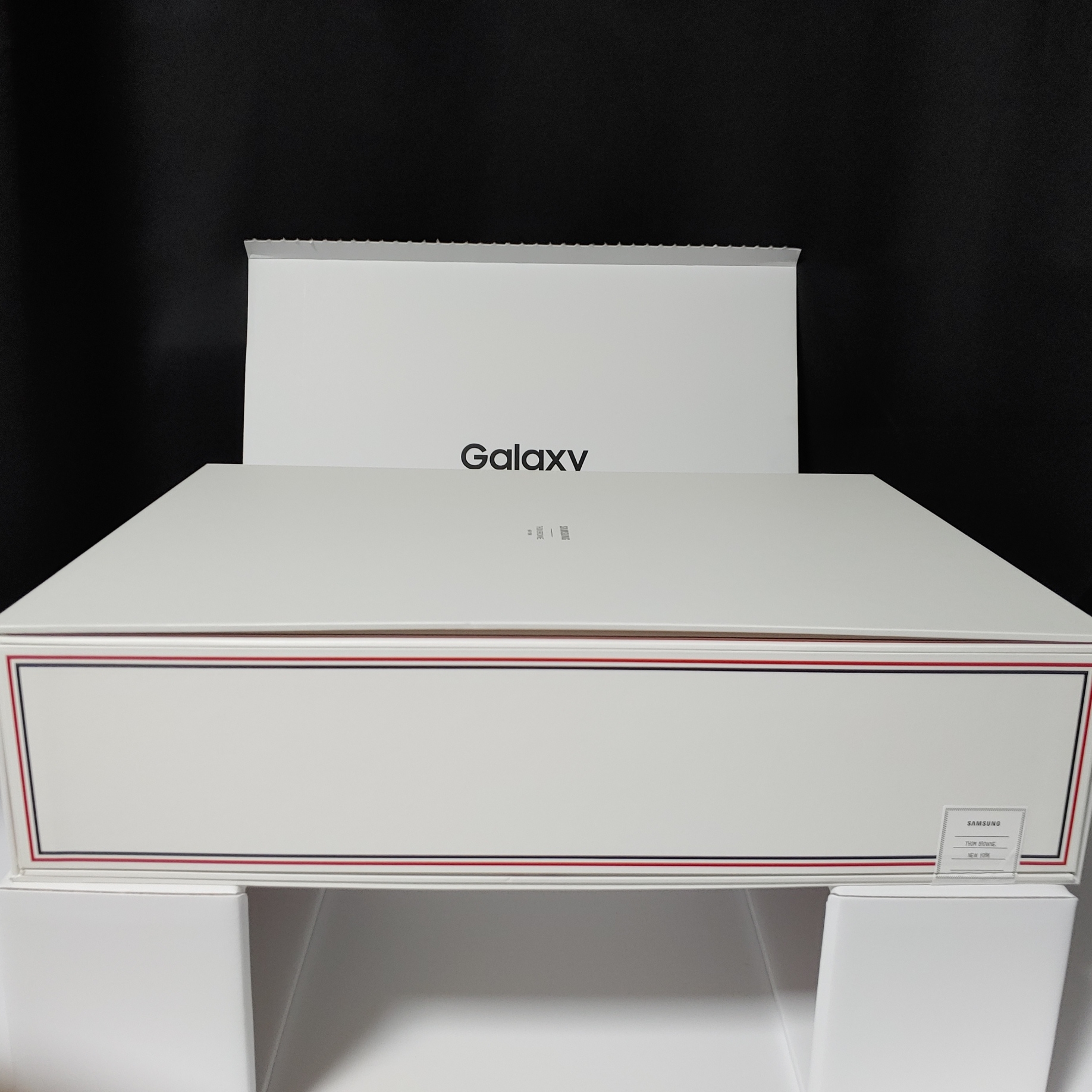 Samsung Galaxy Z Fold3 Thom Browne Edition (Korean Ver.) 착용 스타일