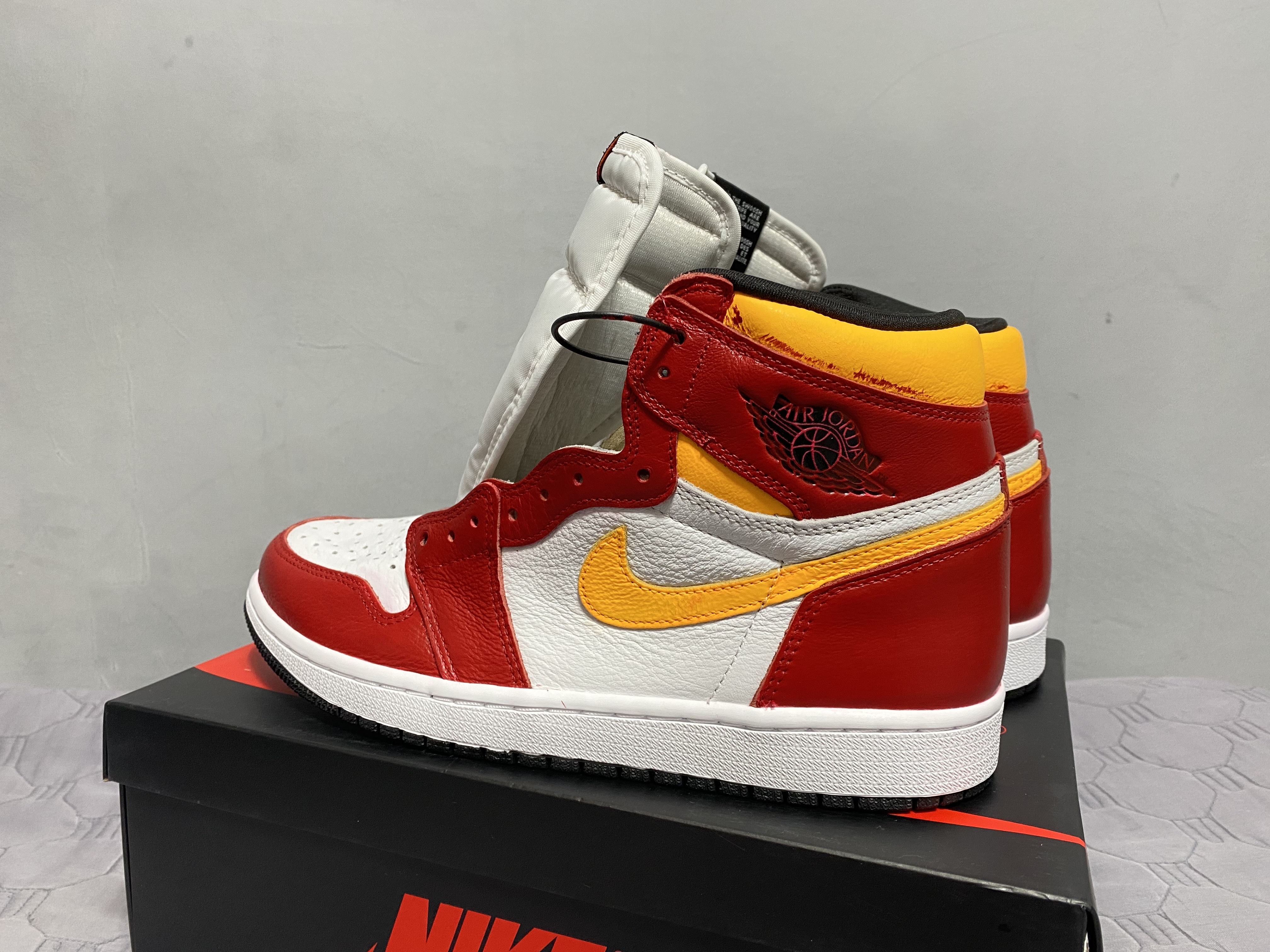 Jordan 1 Retro High OG Light Fusion Red 착용 스타일 - 1