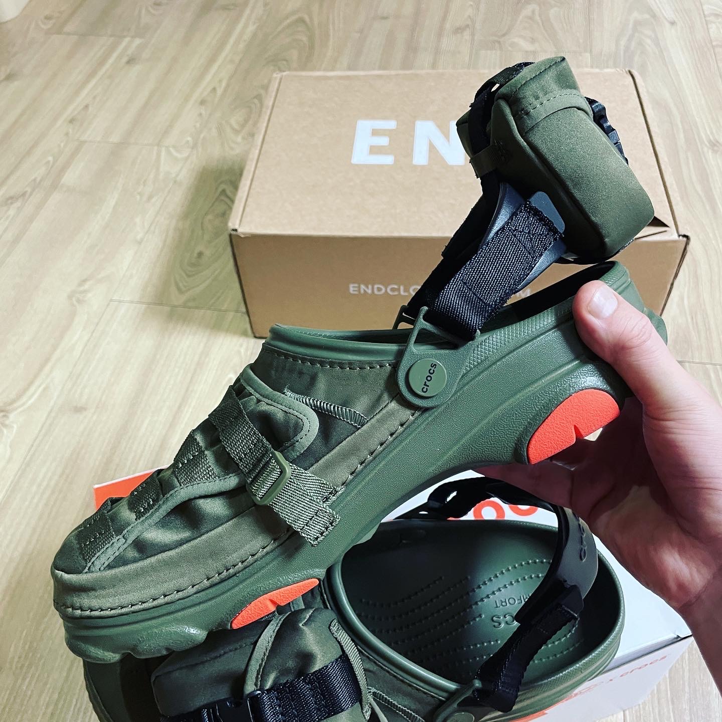 Crocs x Beams Classic All Terrain MA-1 Jacket Clog Olive 착용 스타일 - 4