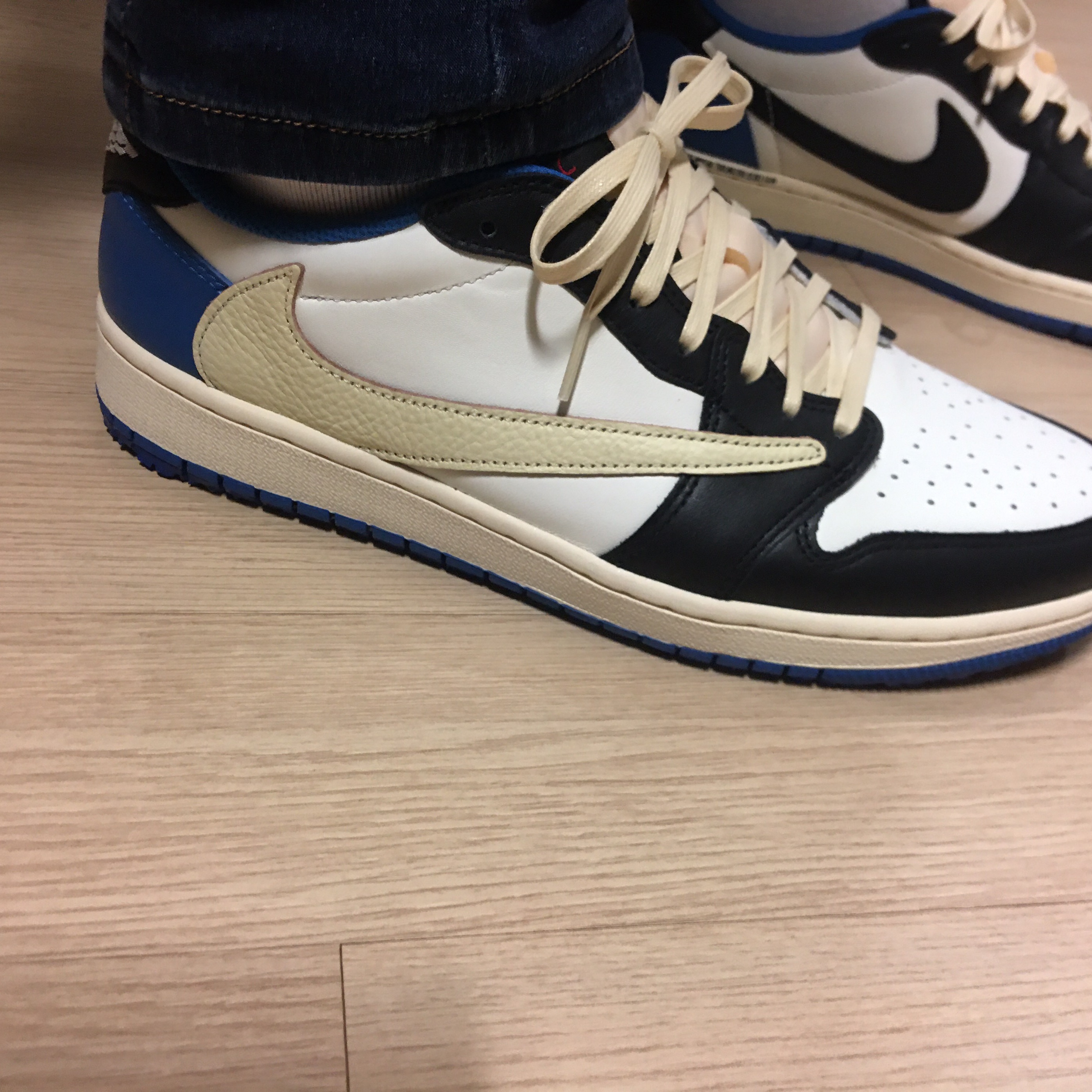Jordan 1 x Travis Scott x Fragment Retro Low OG SP Military Blue 착용 스타일 - 1