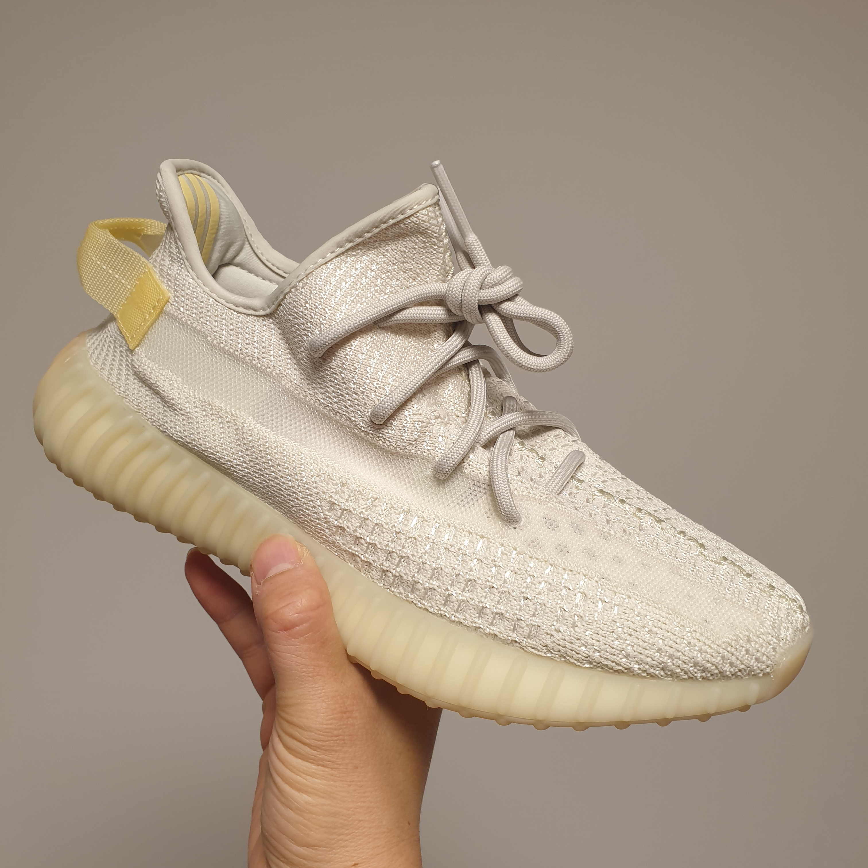 Adidas Yeezy Boost 350 V2 Light 착용 스타일 - 1