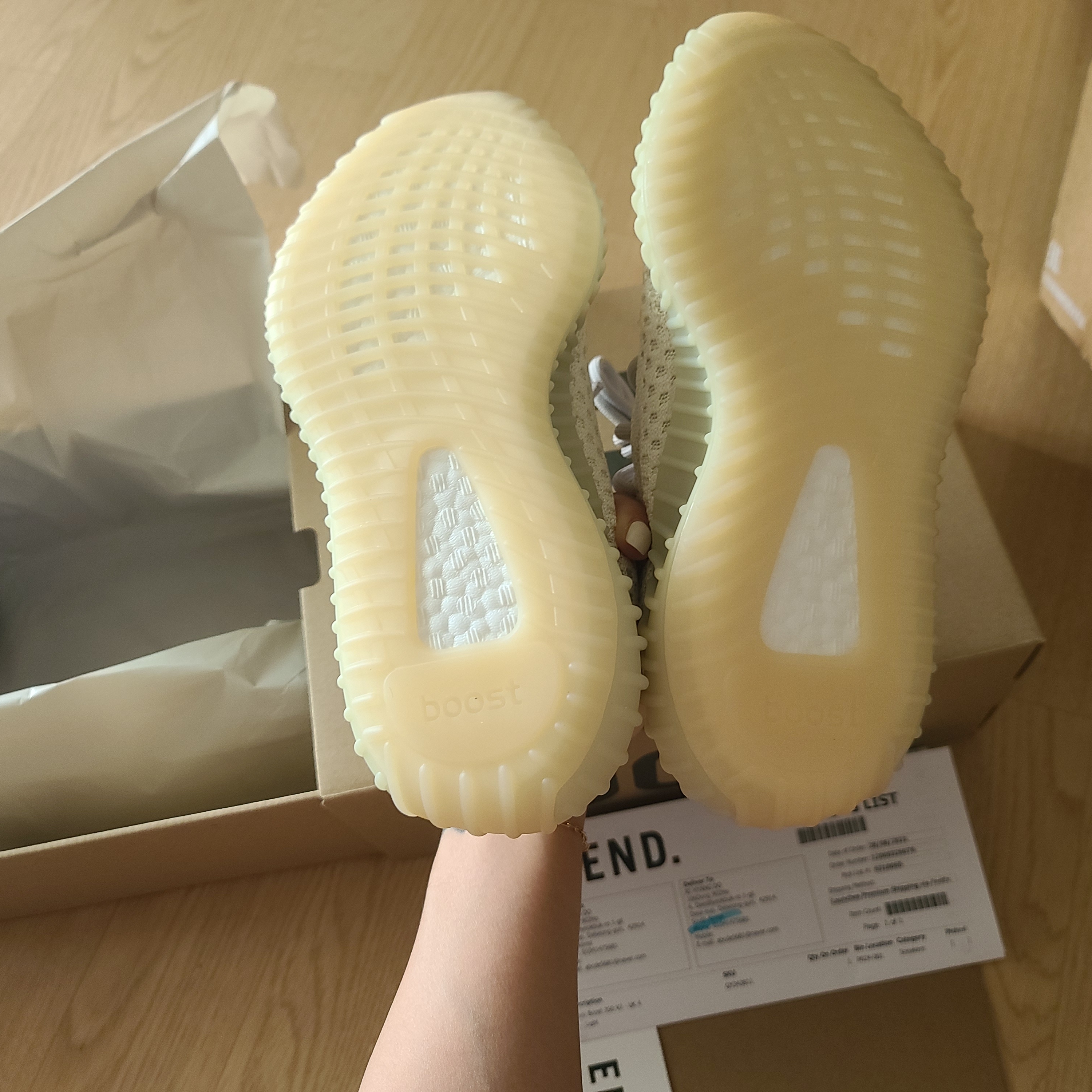 Adidas Yeezy Boost 350 V2 Light 착용 스타일 - 5