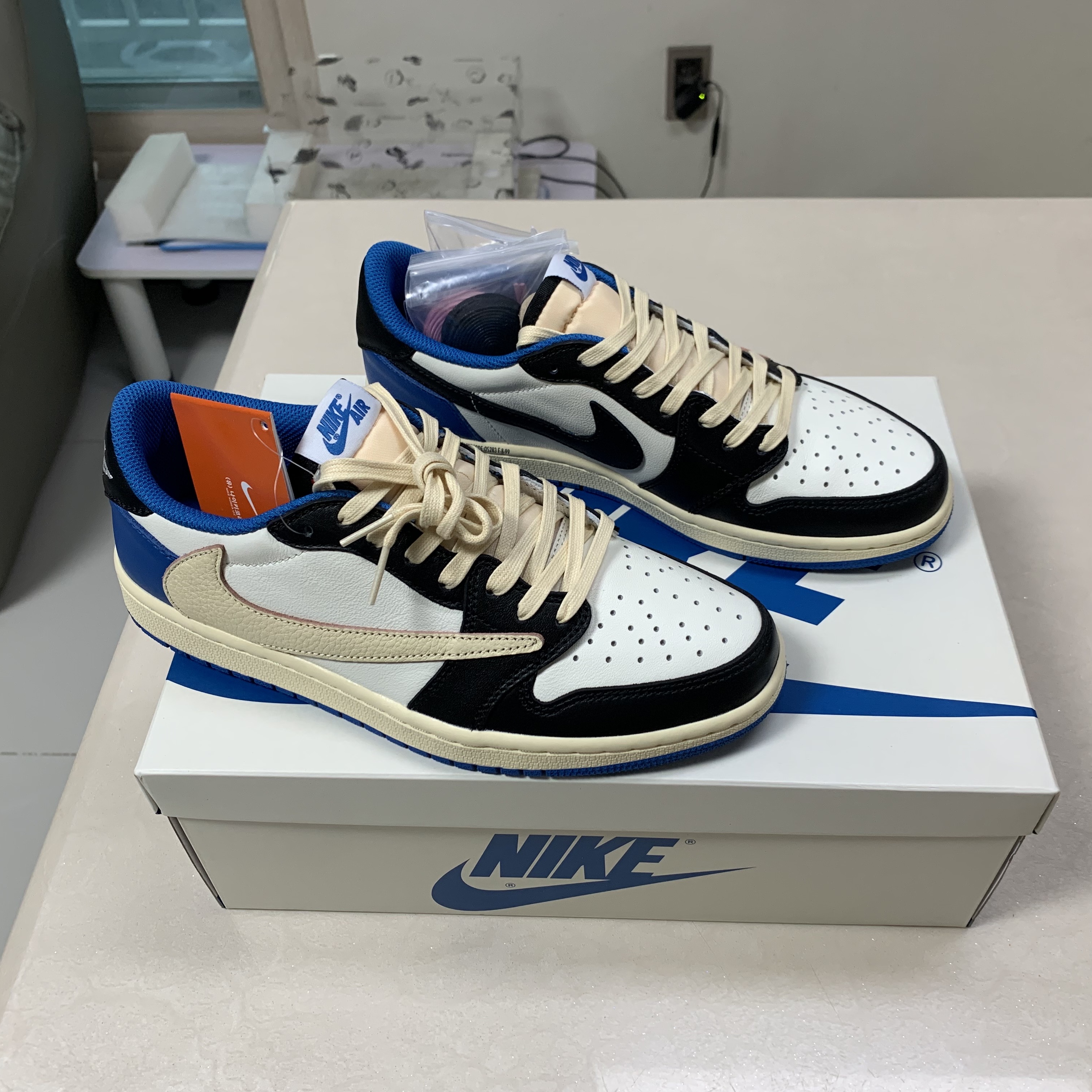 Jordan 1 x Travis Scott x Fragment Retro Low OG SP Military Blue 착용 스타일 - 3
