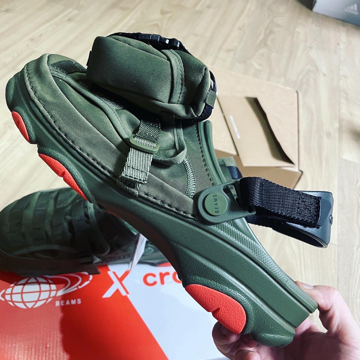 Crocs x Beams Classic All Terrain MA-1 Jacket Clog Olive 착용 스타일 - 2