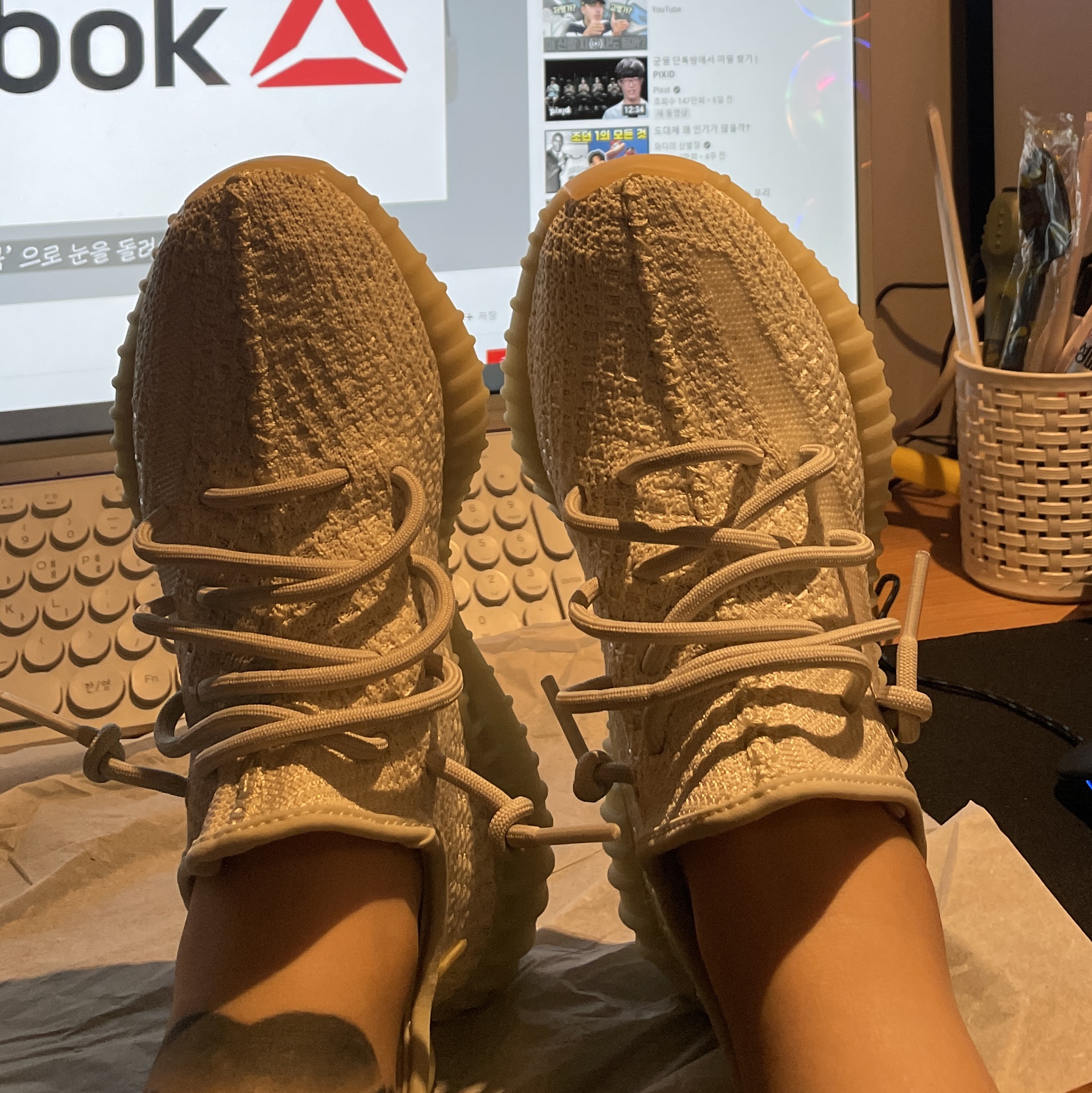 Adidas Yeezy Boost 350 V2 Light 착용 스타일