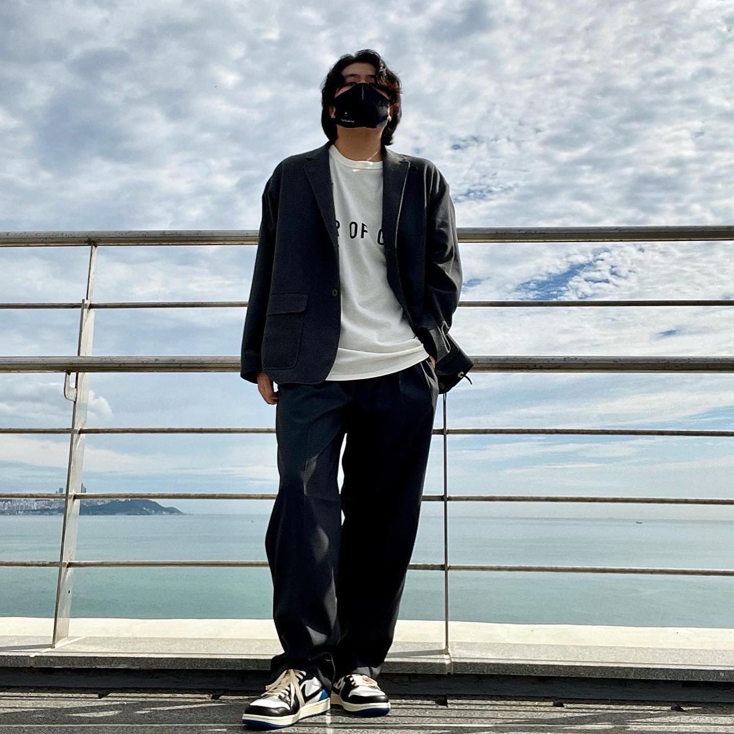 Jordan 1 x Travis Scott x Fragment Retro Low OG SP Military Blue, Nike x Fear of God Warm Up T-Shirt Pale Ivory 착용 스타일 - 3