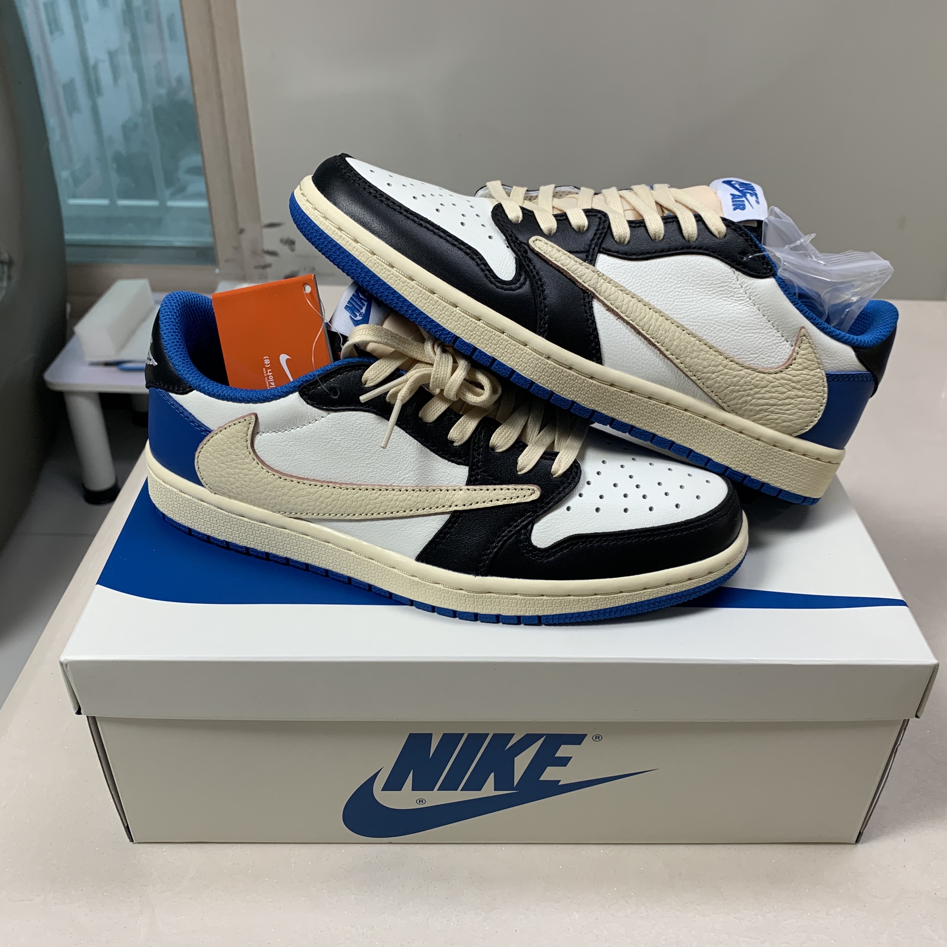 Jordan 1 x Travis Scott x Fragment Retro Low OG SP Military Blue 착용 스타일 - 1