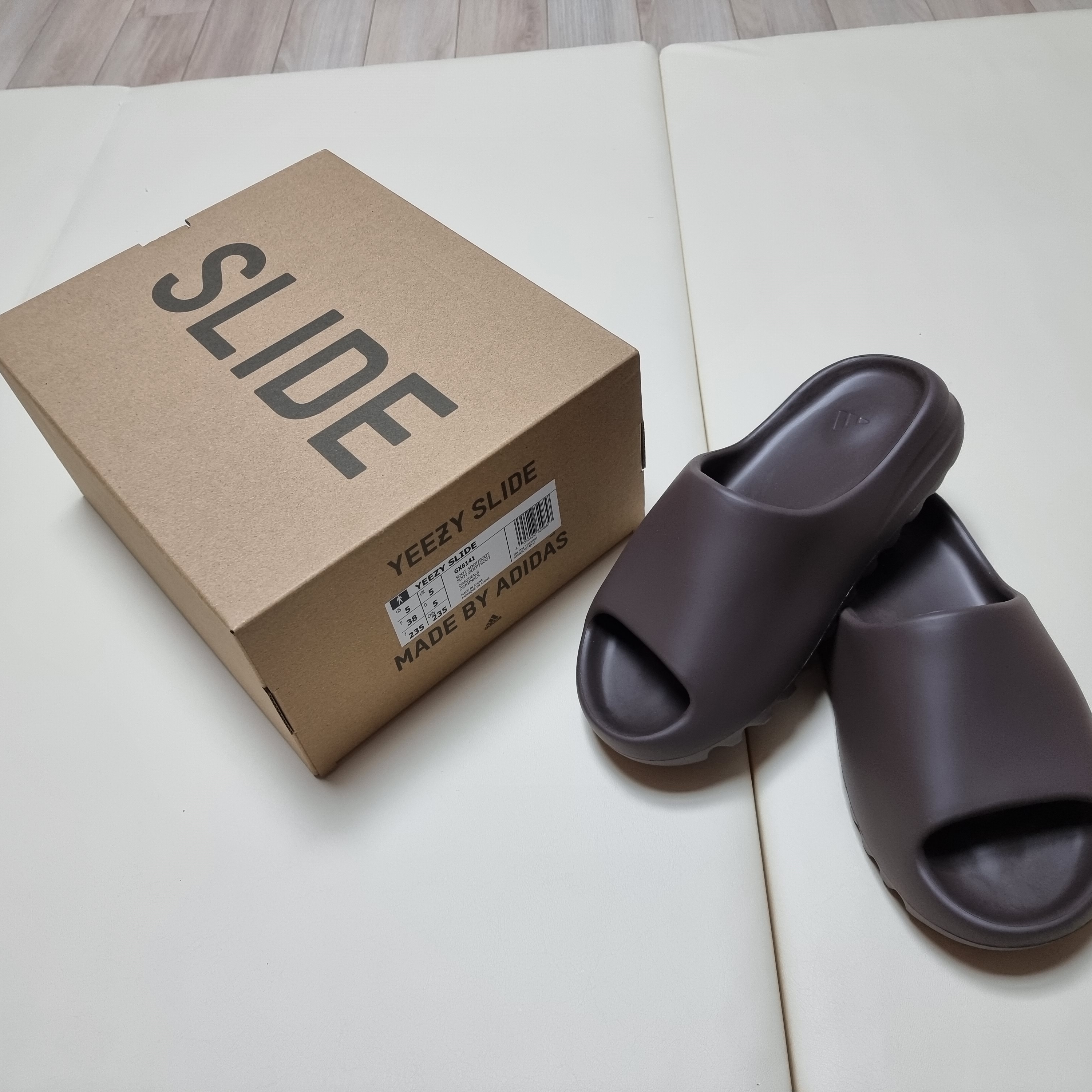 Adidas Yeezy Slide Soot 2021 착용 스타일 - 1