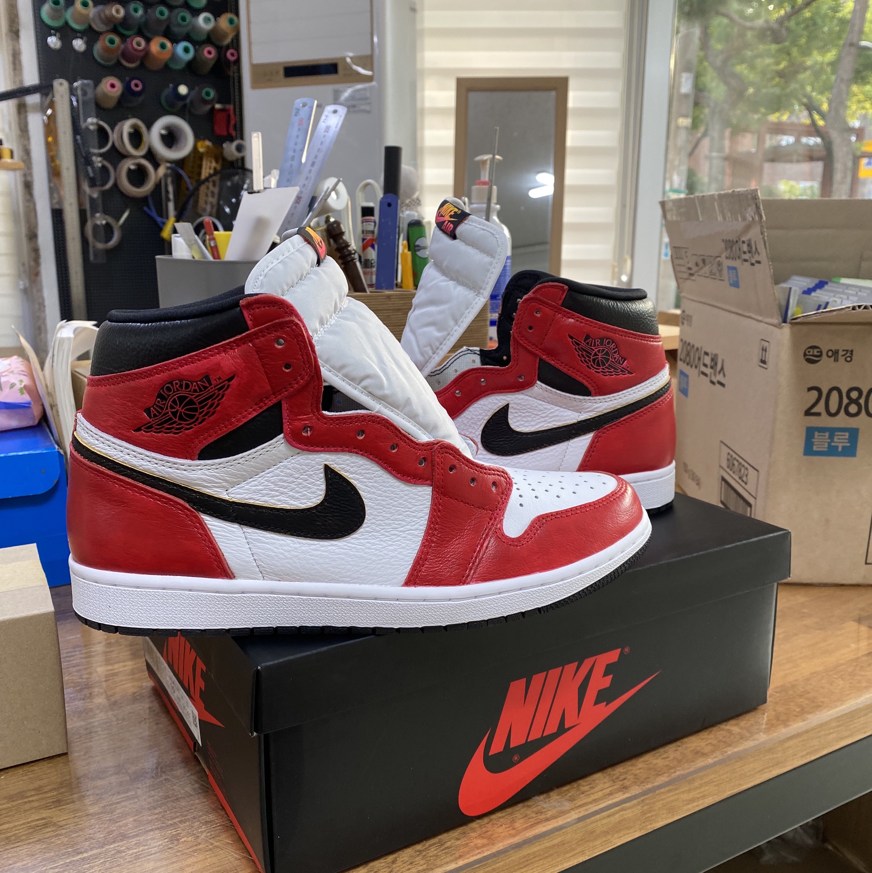 Jordan 1 Retro High OG Light Fusion Red 착용 스타일 - 2