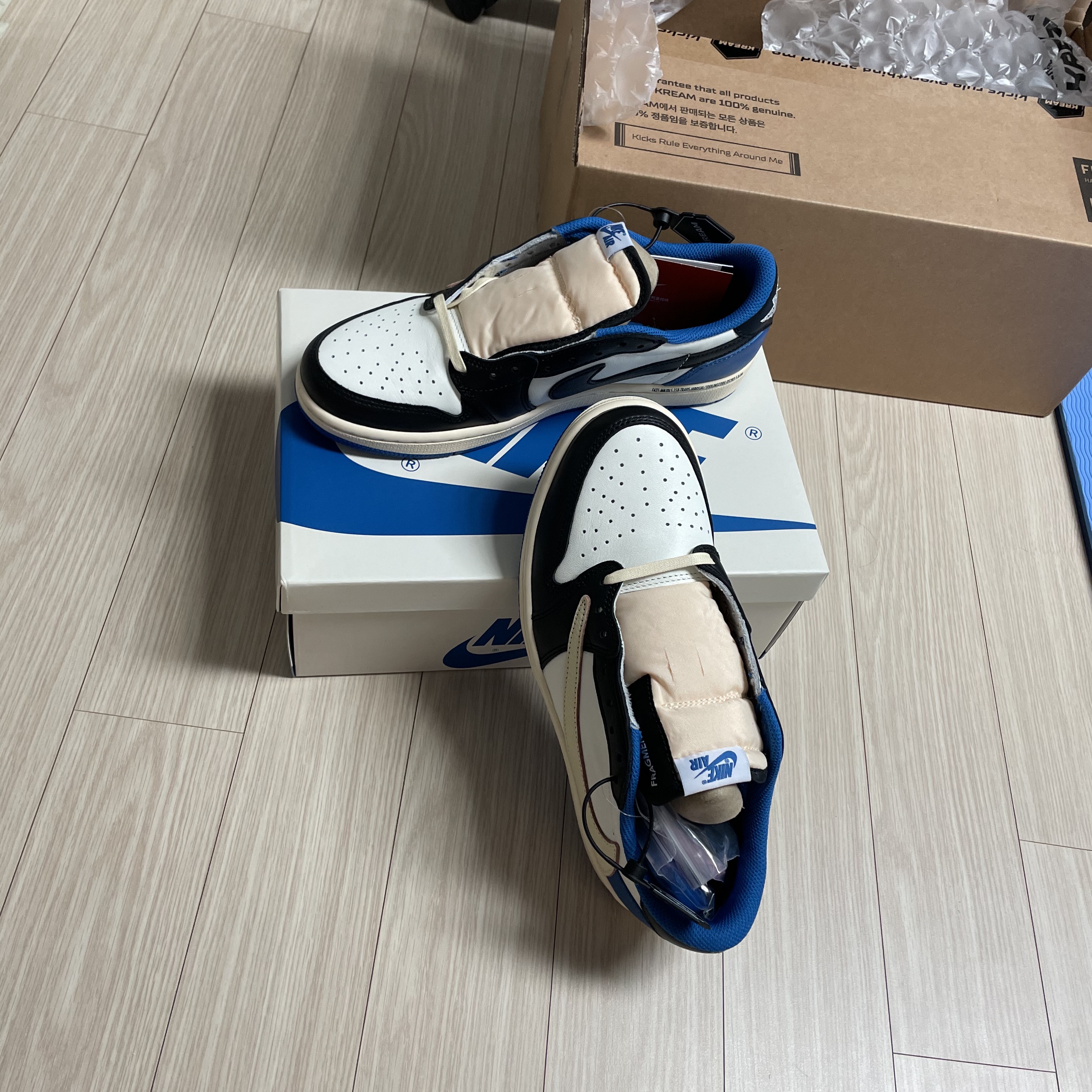 Jordan 1 x Travis Scott x Fragment Retro Low OG SP Military Blue 착용 스타일 - 2