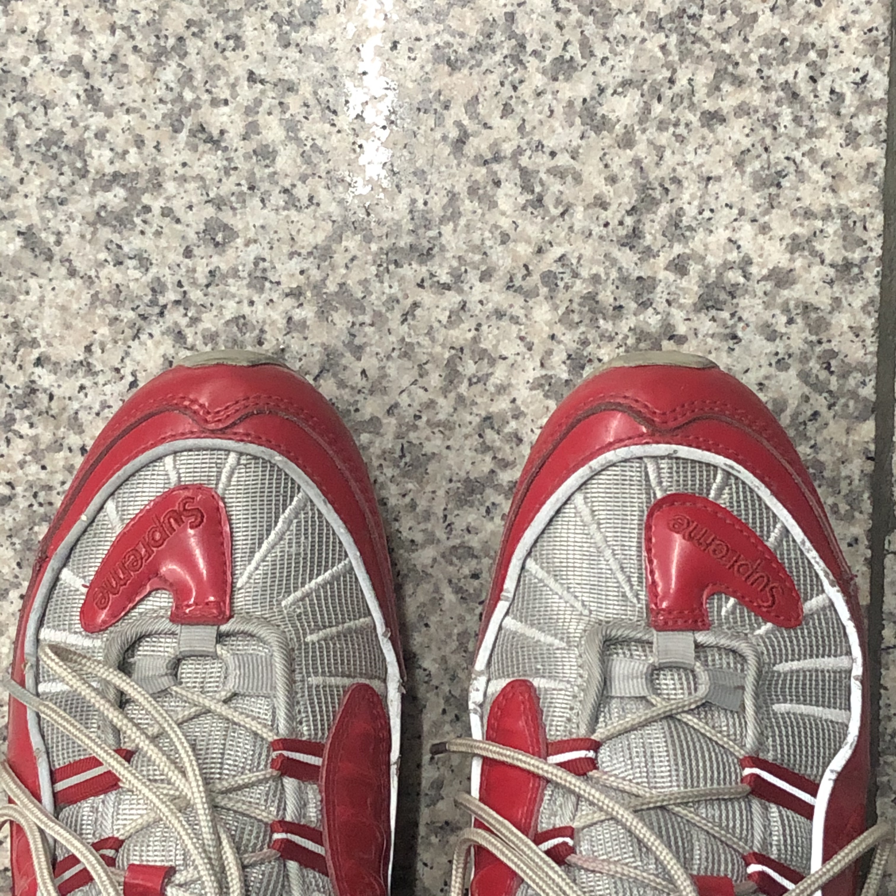 Nike x Supreme Air Max 98 Varsity Red 착용 스타일