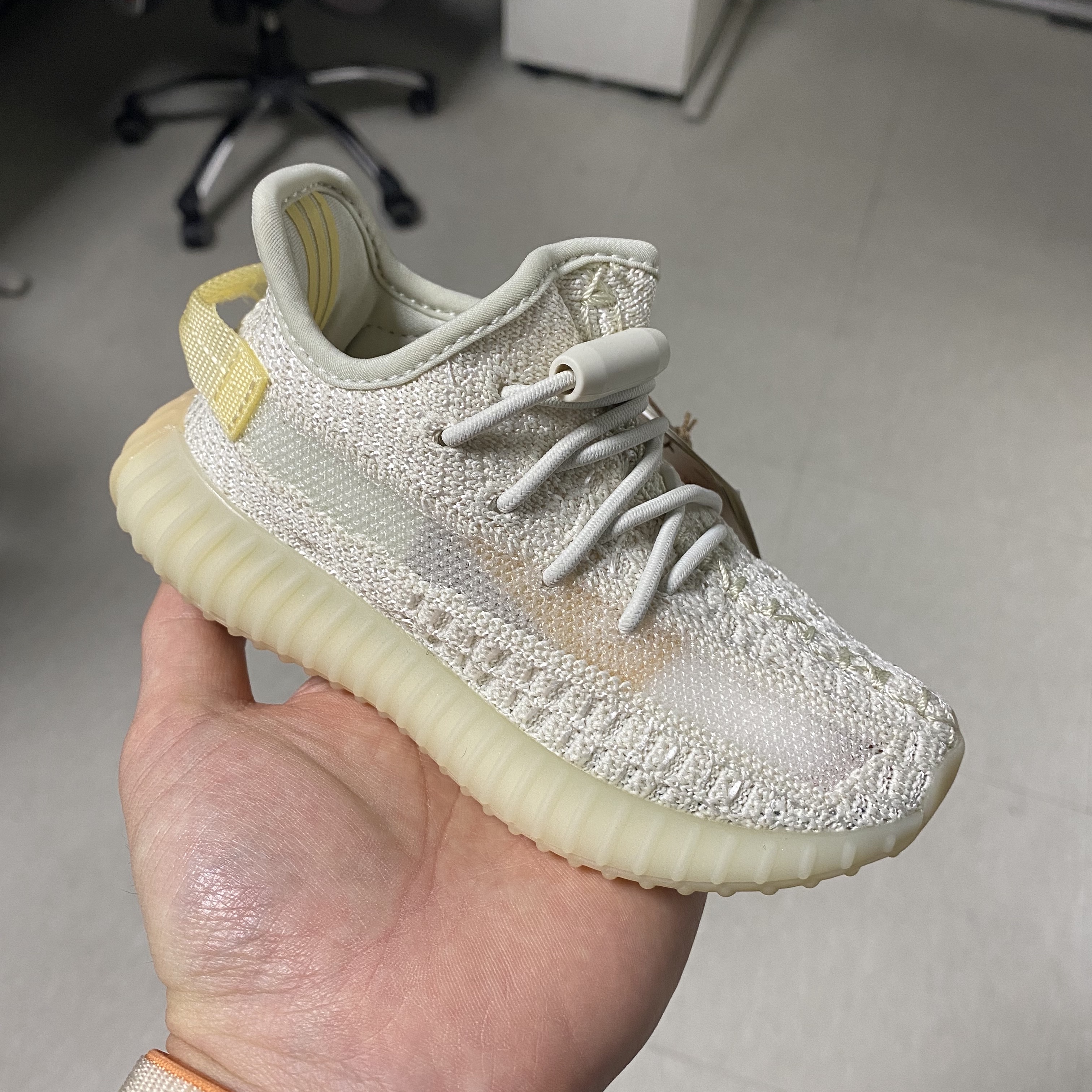 (Infant) Adidas Yeezy Boost 350 V2 Light 착용 스타일 - 1